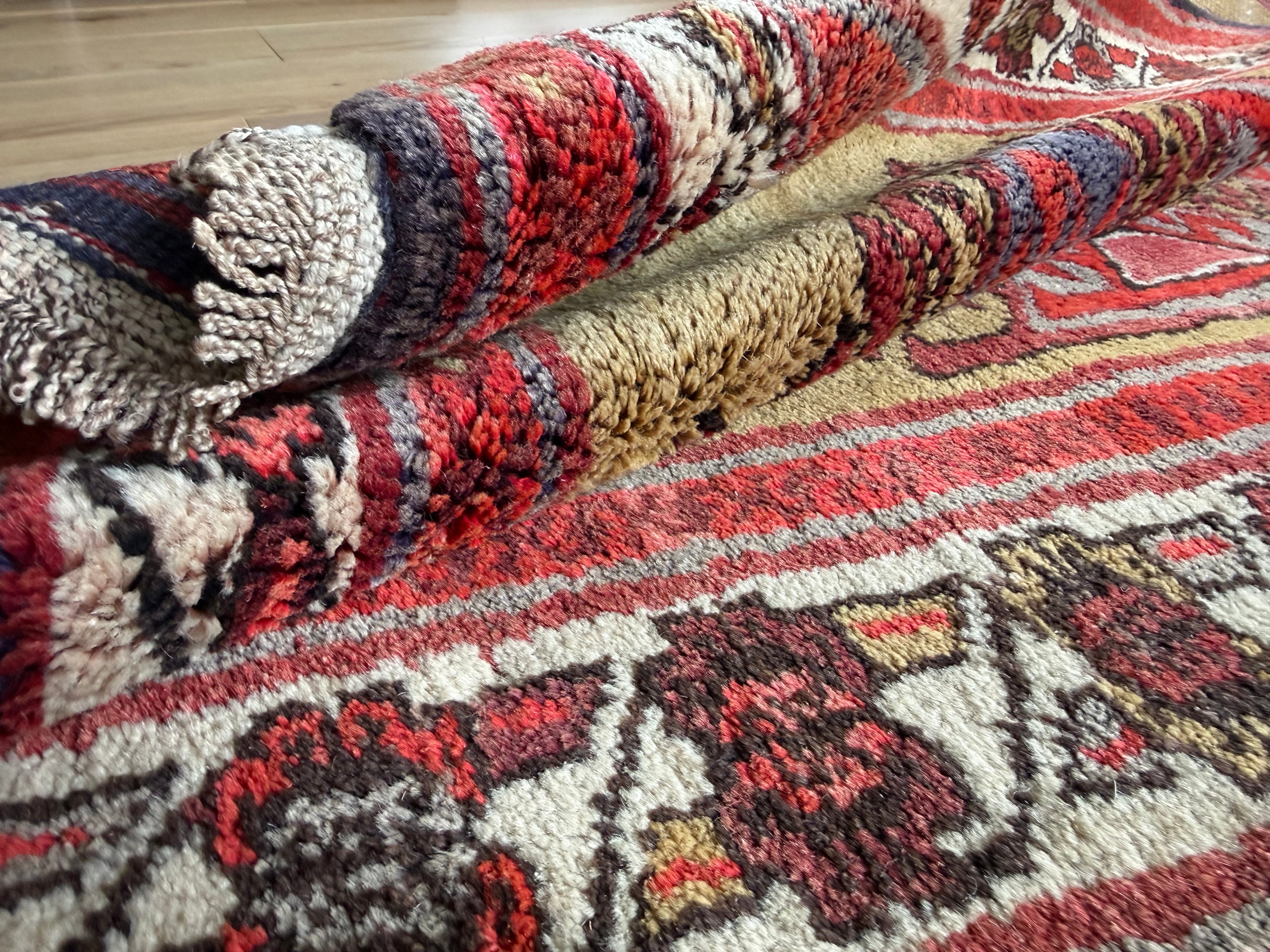 Tapete vintage anatoliano – medalhão geométrico em campo amarelo ocre quente (127 × 104 cm)