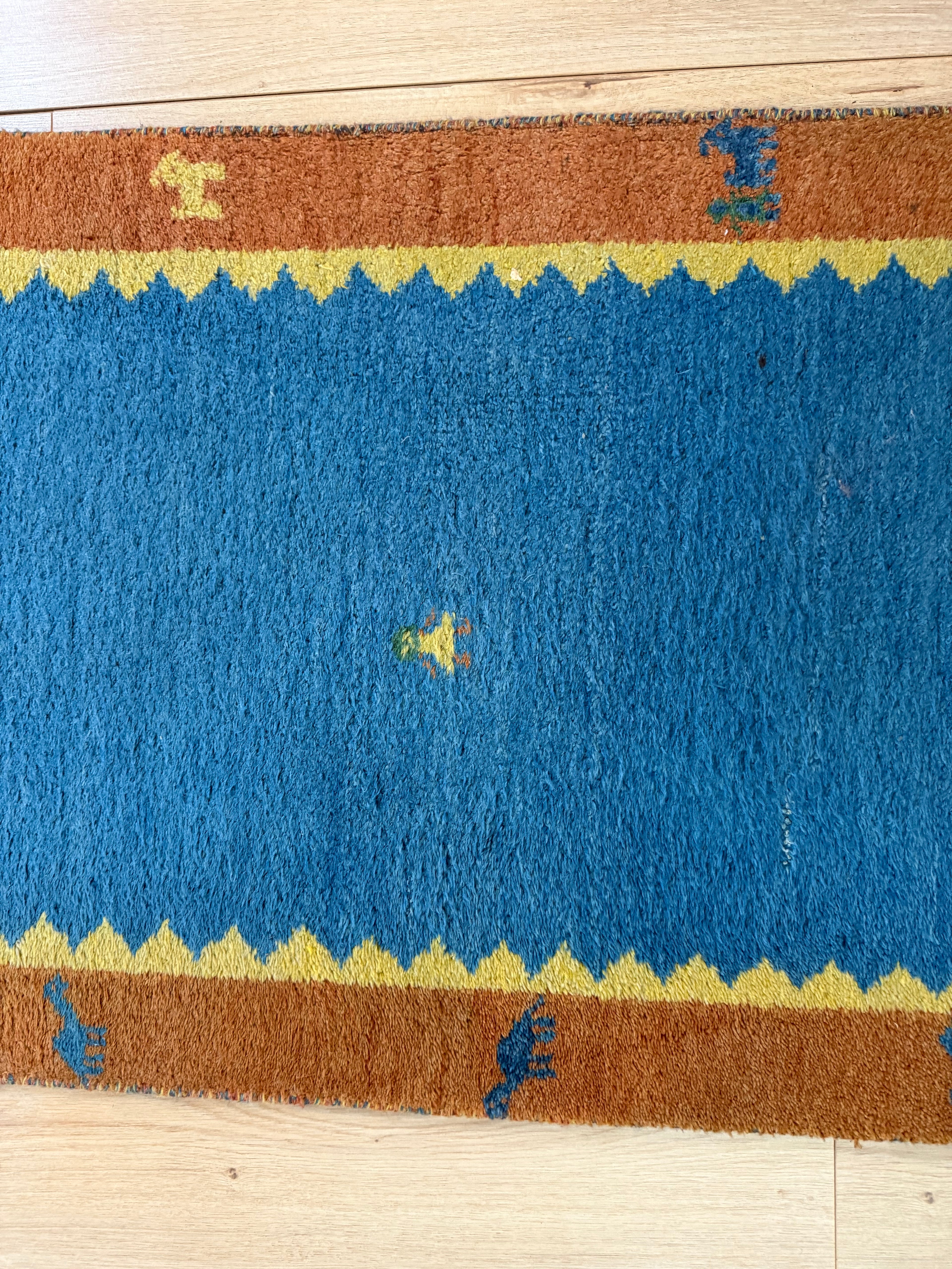 Vintage handgeknoopte loper – blauw & oker – ca. 302 × 77,5 cm