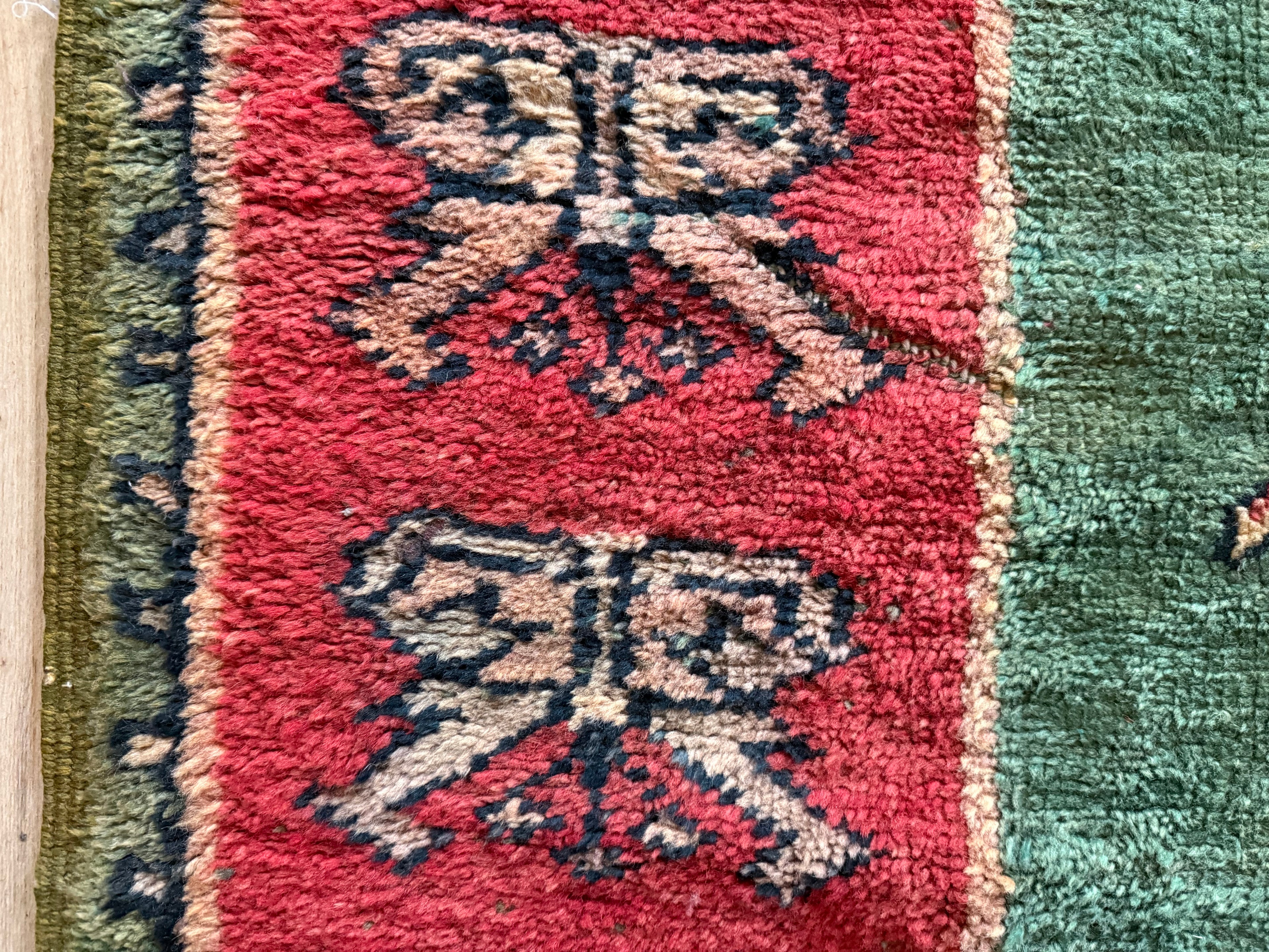 Vintage Marokkaans tapijt met zeldzaam groen veld – handgeknoopt wol (362 × 172 cm)