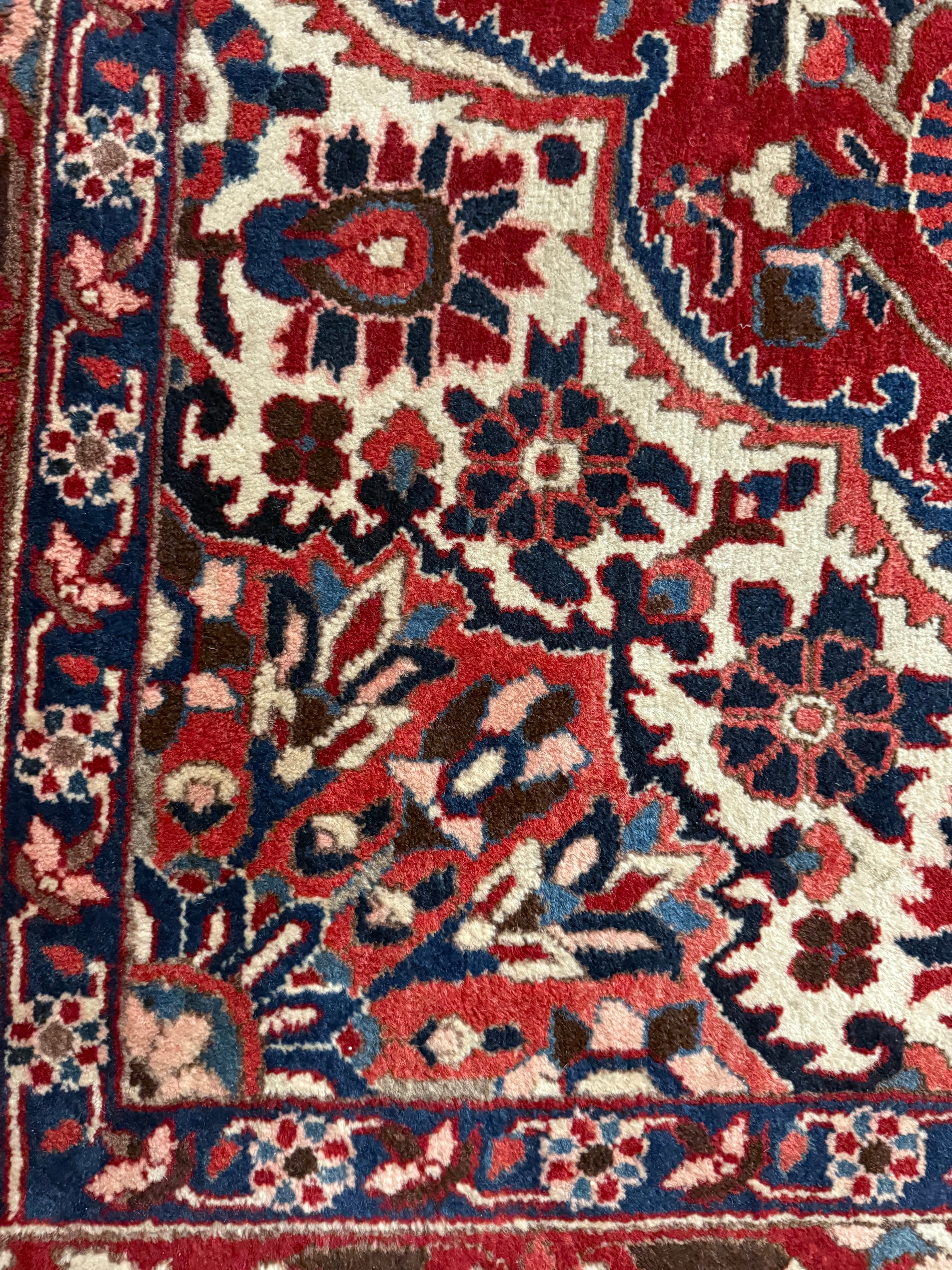 Vintage handgeknoopt tapijt 320 × 220 cm – klassiek rood met ivoor en donkerblauw