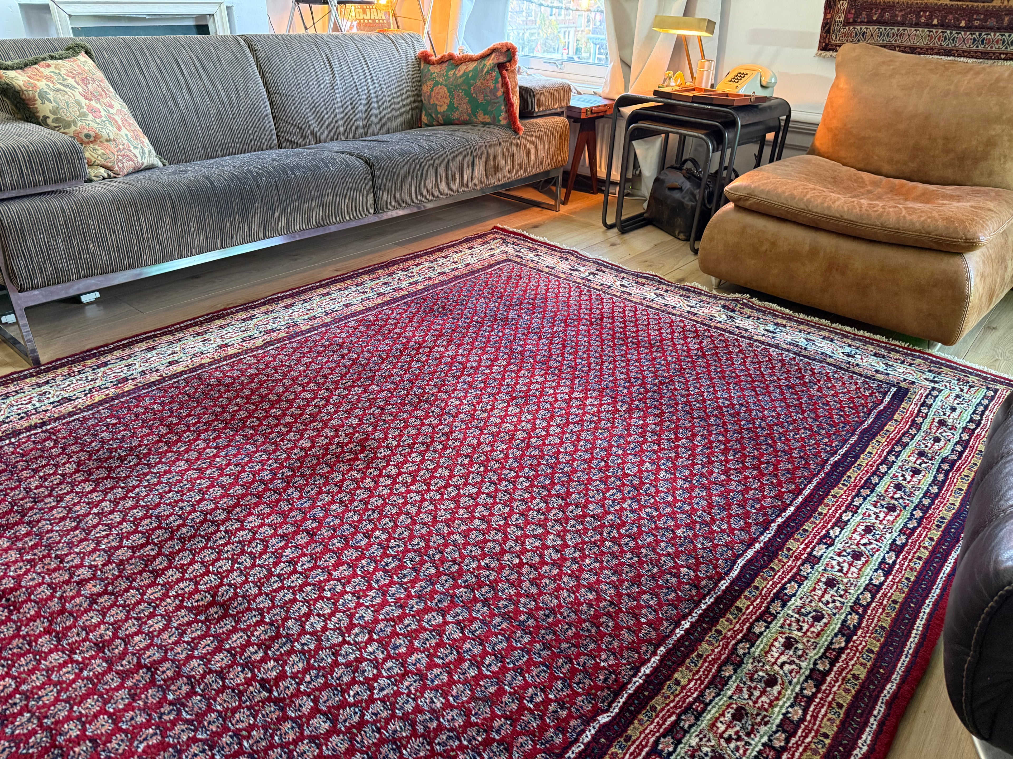 Dieprood handgeknoopt tapijt met boteh-motief – ca. 296 × 197 cm