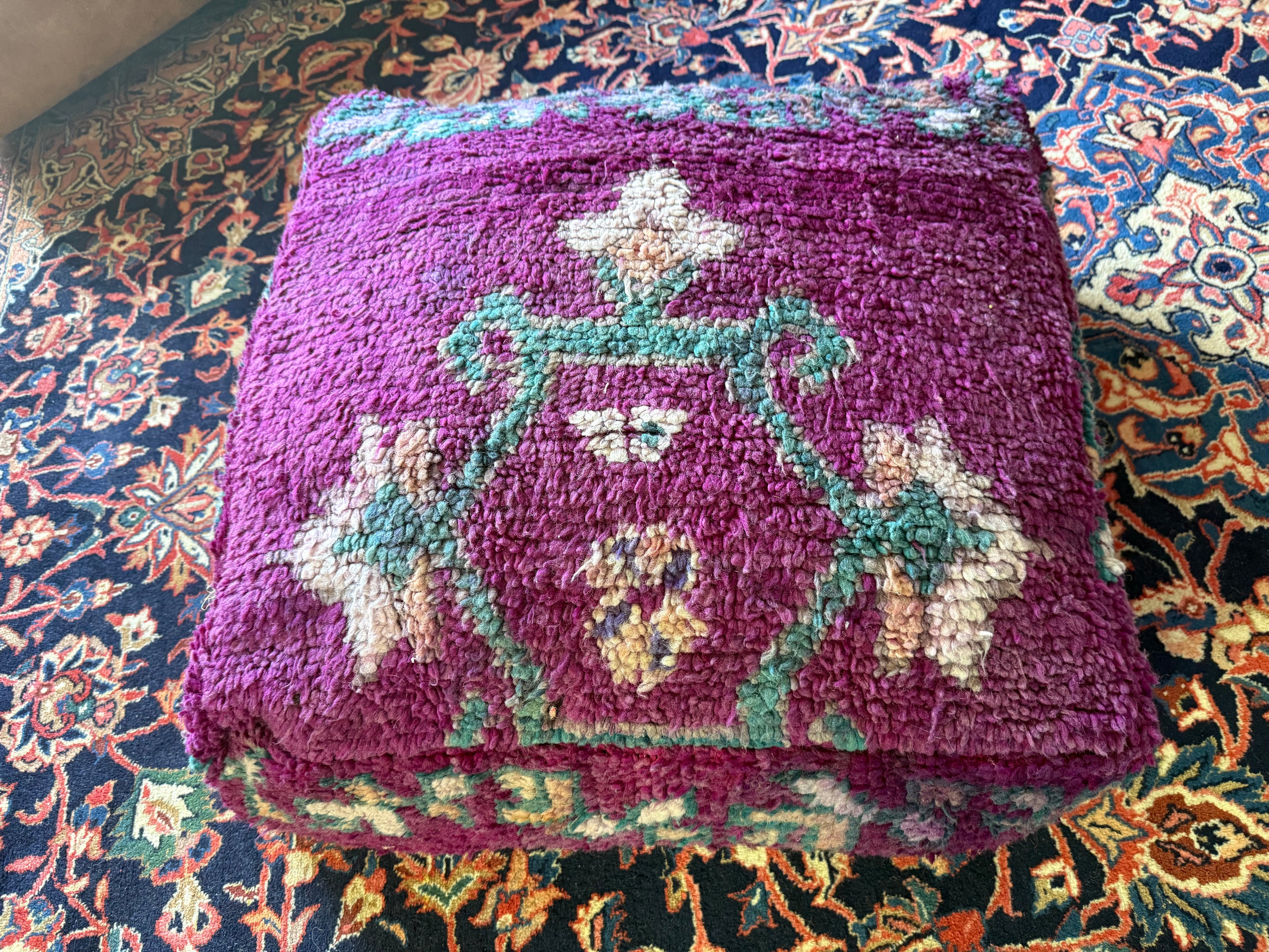 Poef van gebruikt vintage Marokkaans tapijt – handgemaakt – ca. 60 × 60 × 20 cm