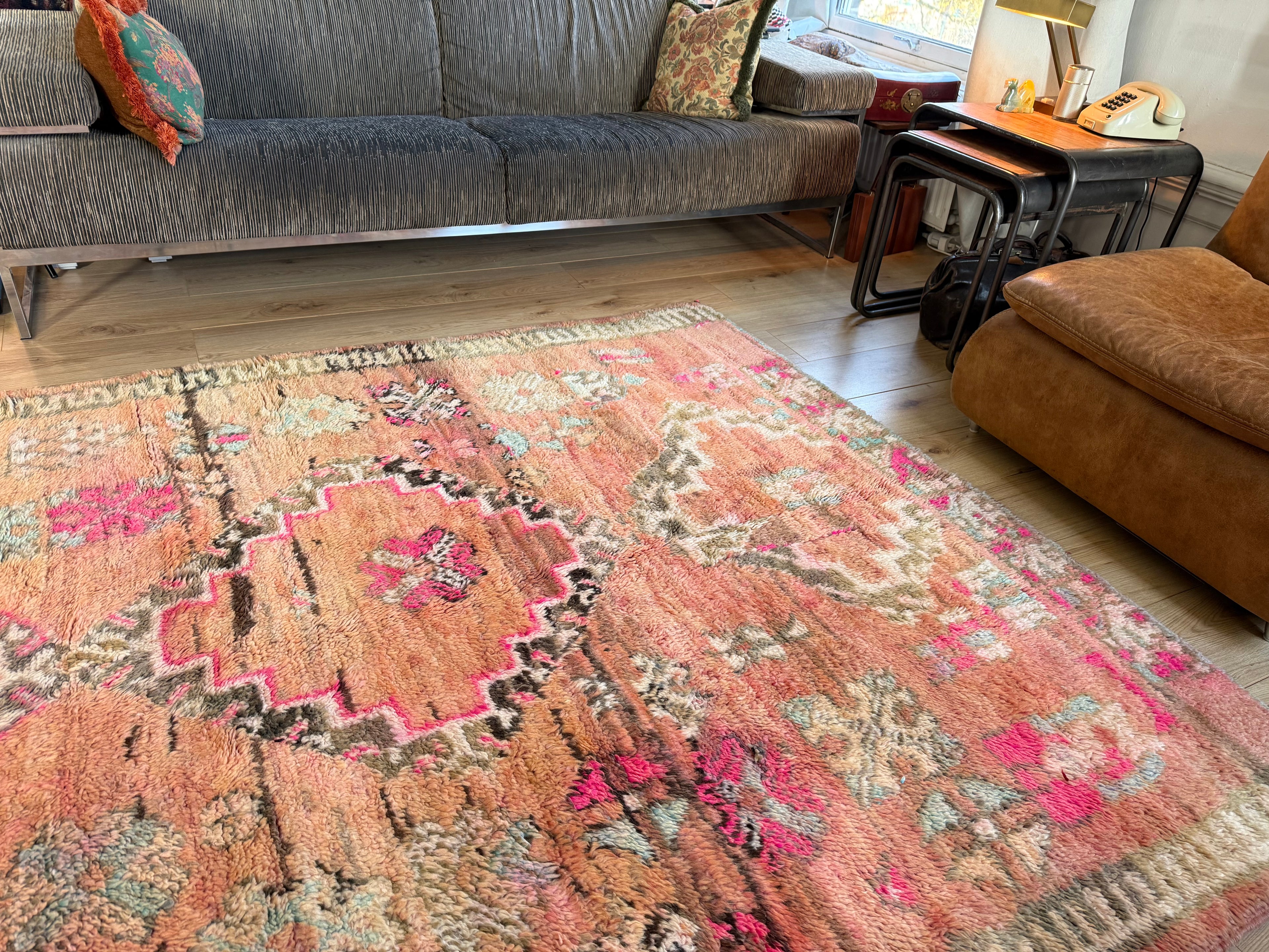 Vintage handgeknoopt tapijt – warm pastel & roze – ca. 303 × 182 cm