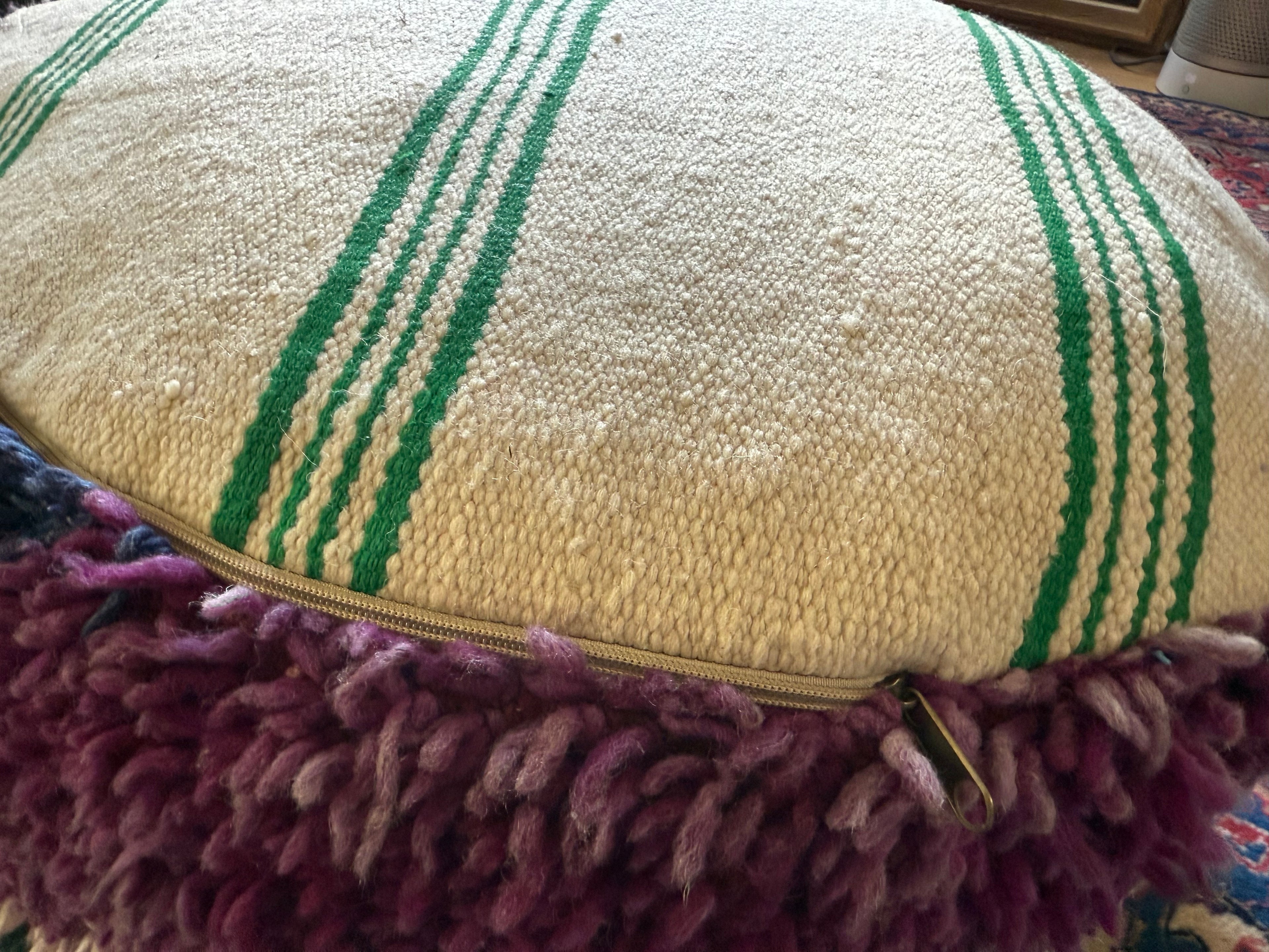 Poef van gebruikt vintage Marokkaans tapijt – handgemaakt – ca. 60 × 60 × 20 cm