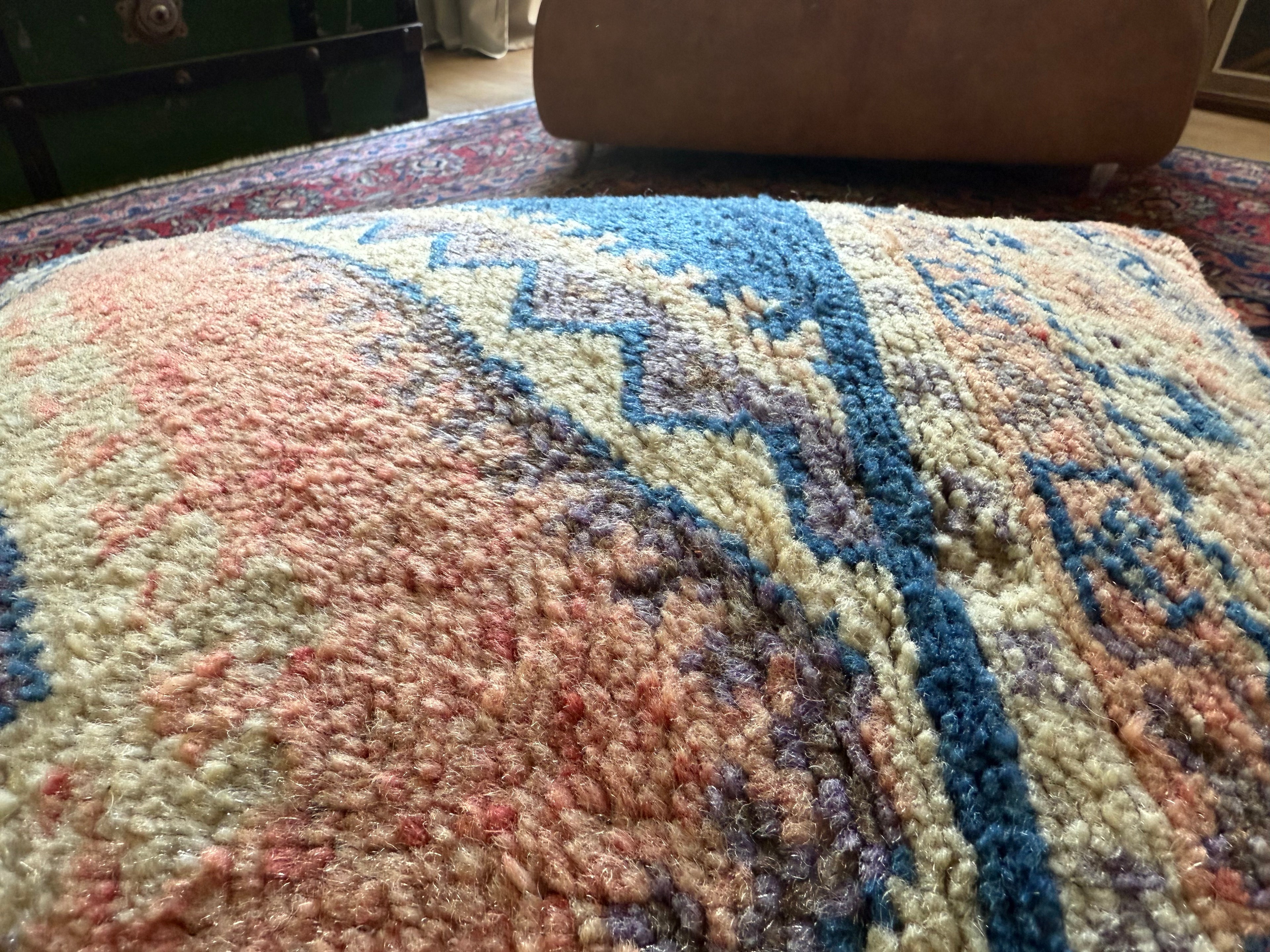 Poef van gebruikt vintage Marokkaans tapijt – handgemaakt – ca. 60 × 60 × 20 cm