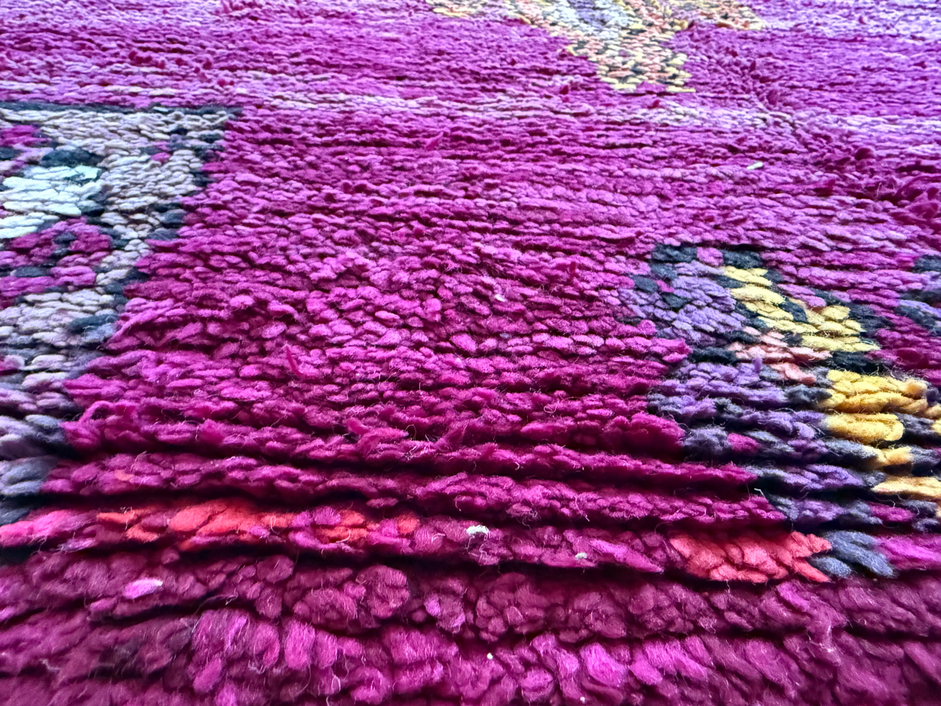 Warm Magenta Vintage Berber Tapijt – 320 × 183 cm – Dikke Wol & Checkerboard Rand