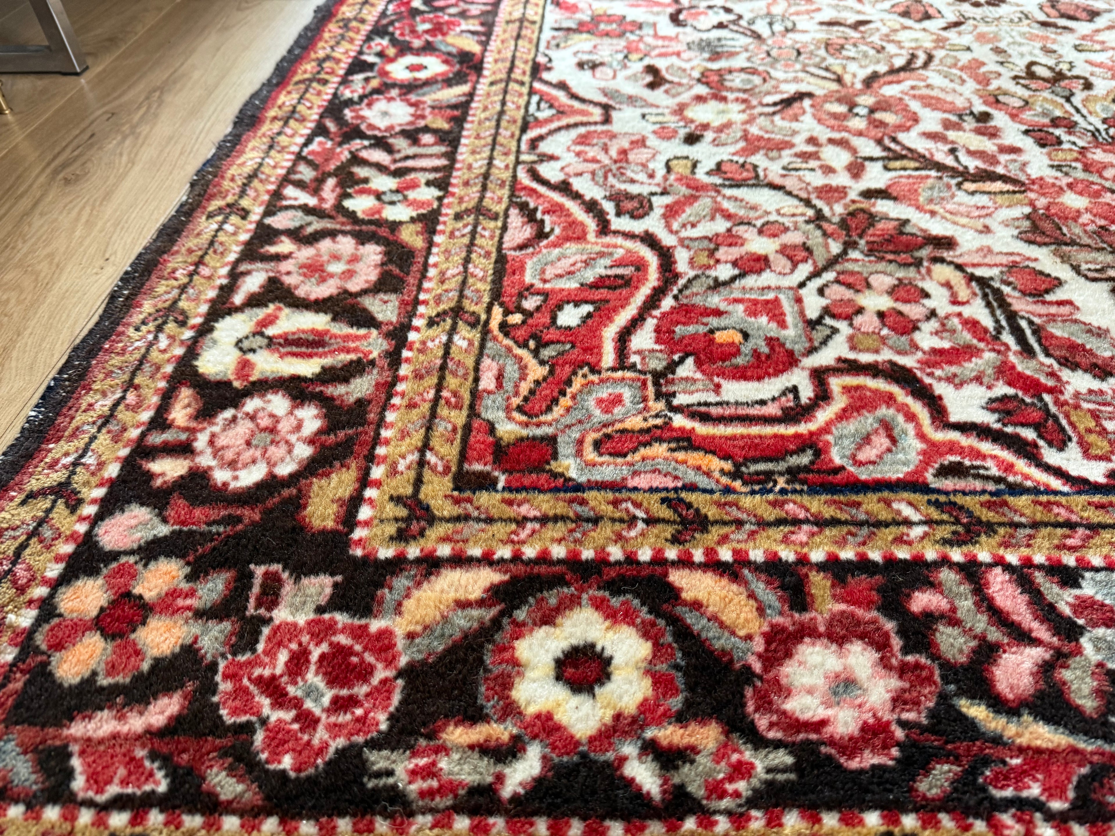 Tapete clássico nó à mão com campo e medalhão em tons terrosos suaves 230 x 149 cm