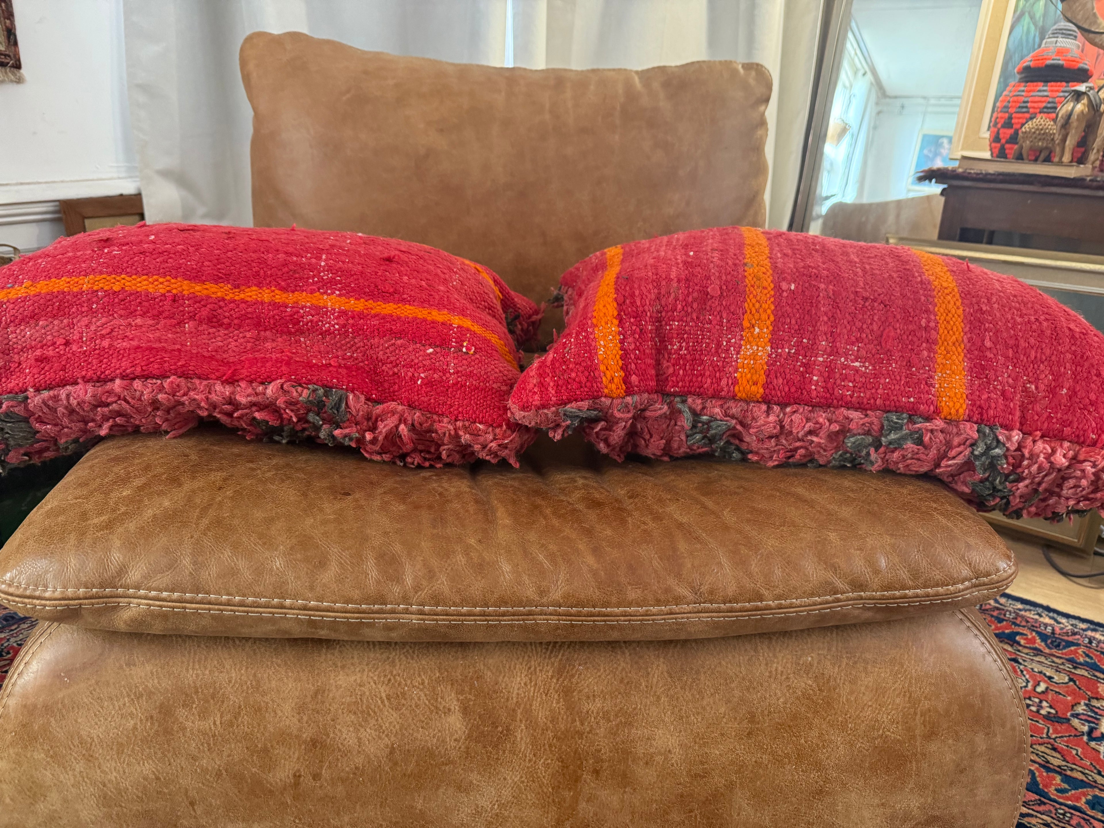 set van 2 Handgemaakte kussens van een vintage Marokkaans tapijt – ca. 60 × 40 cm