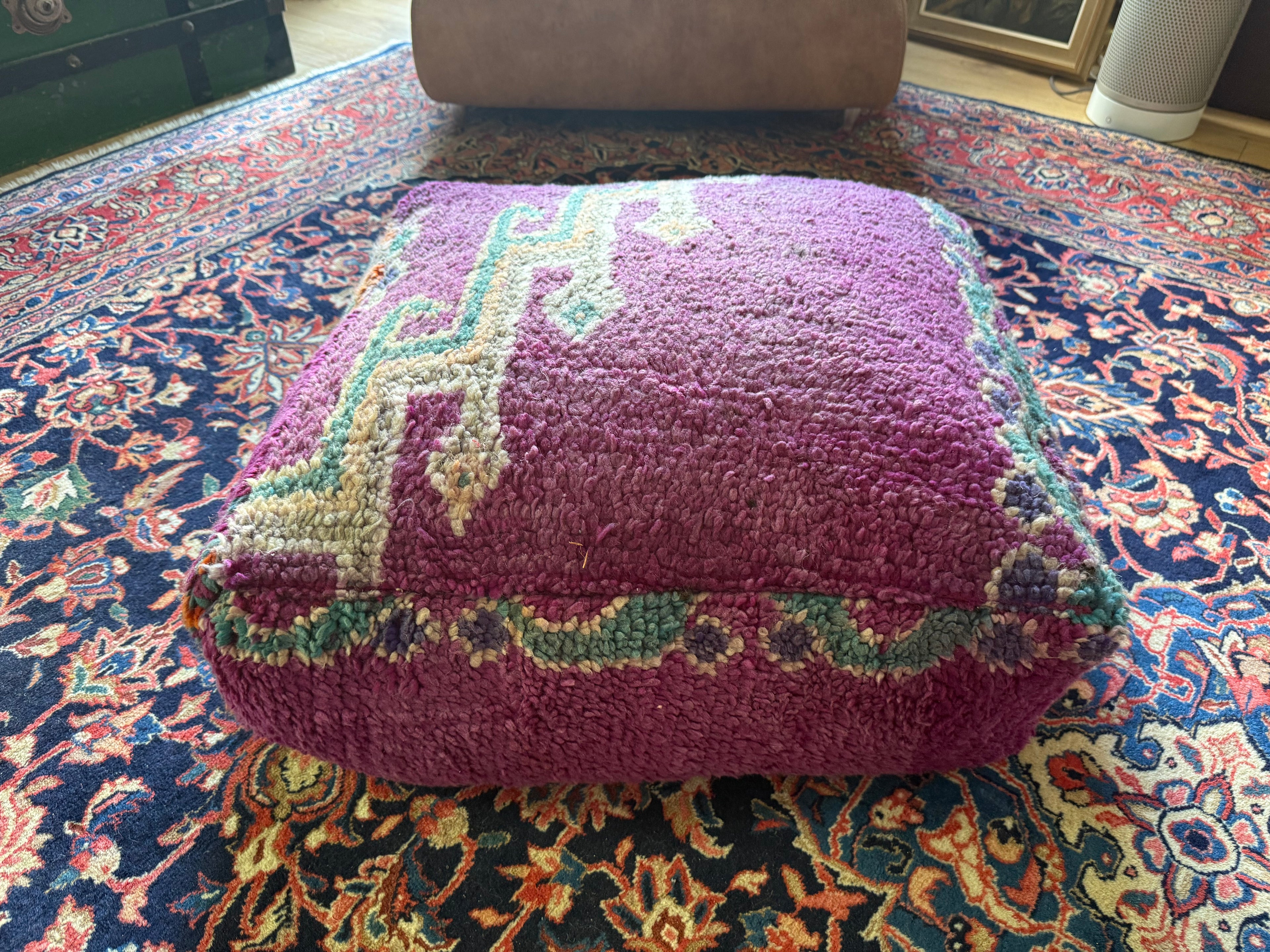 Poef van gebruikt vintage Marokkaans tapijt – handgemaakt – ca. 60 × 60 × 25 cm
