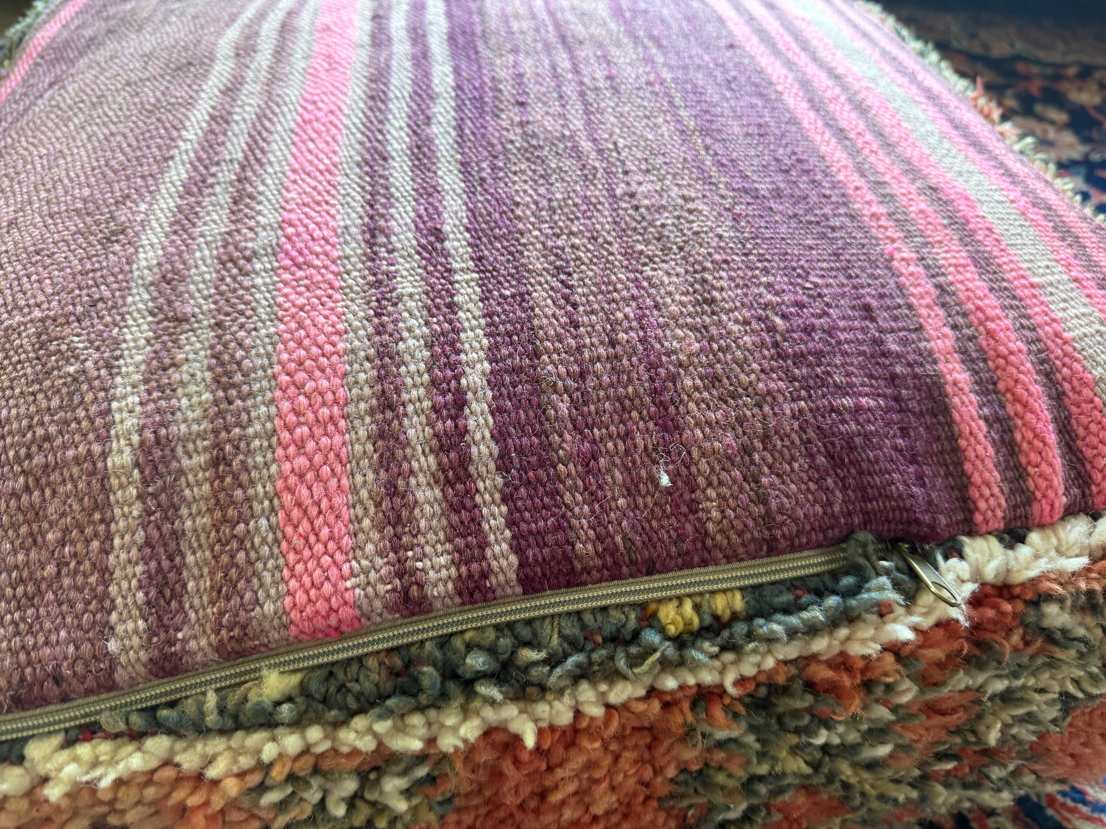 Poef van gebruikt vintage Marokkaans tapijt – handgemaakt – ca. 60 × 60 × 25 cm