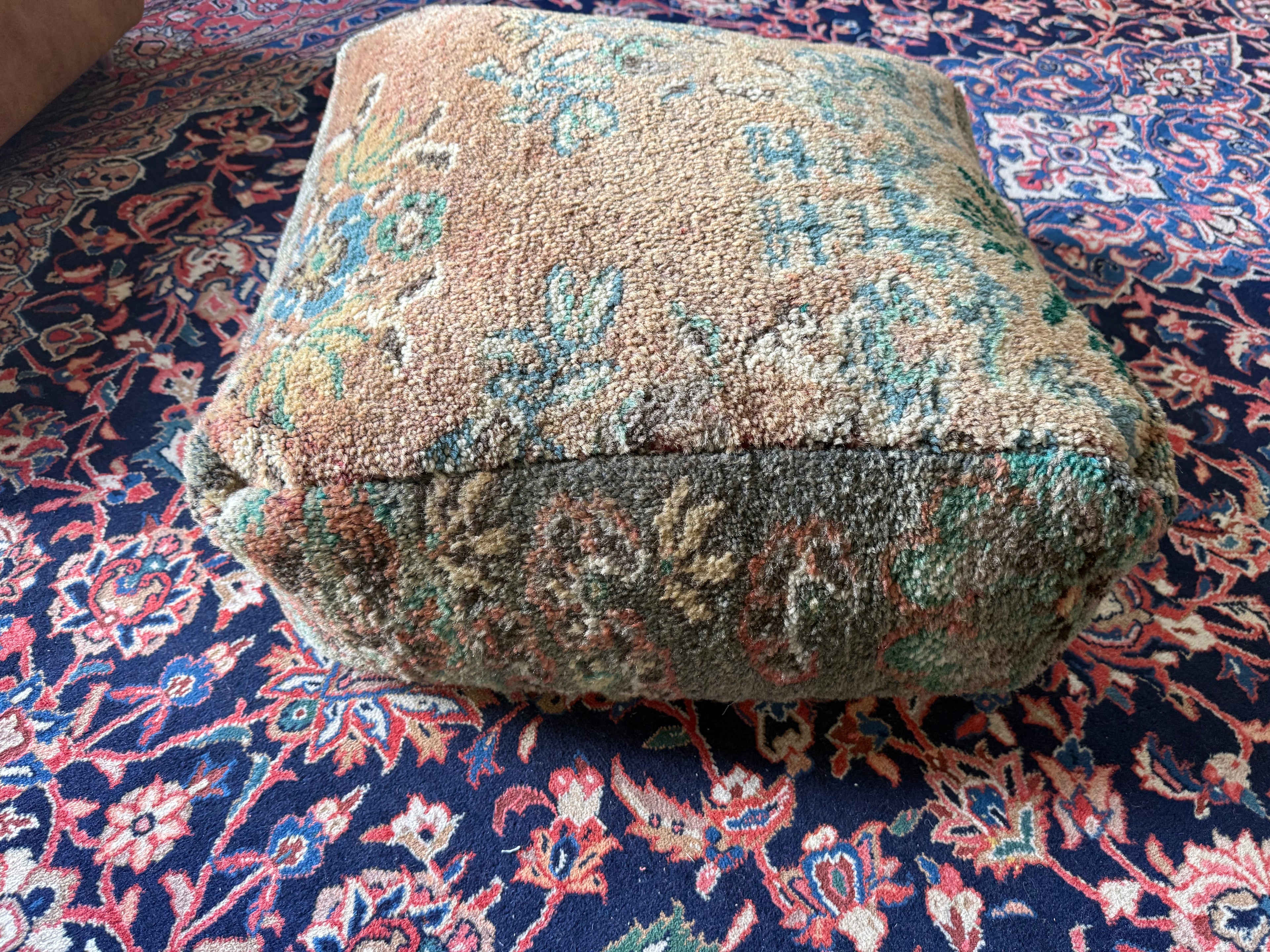 Poef van gebruikt vintage Marokkaans tapijt – handgemaakt – ca. 60 × 60 × 25 cm