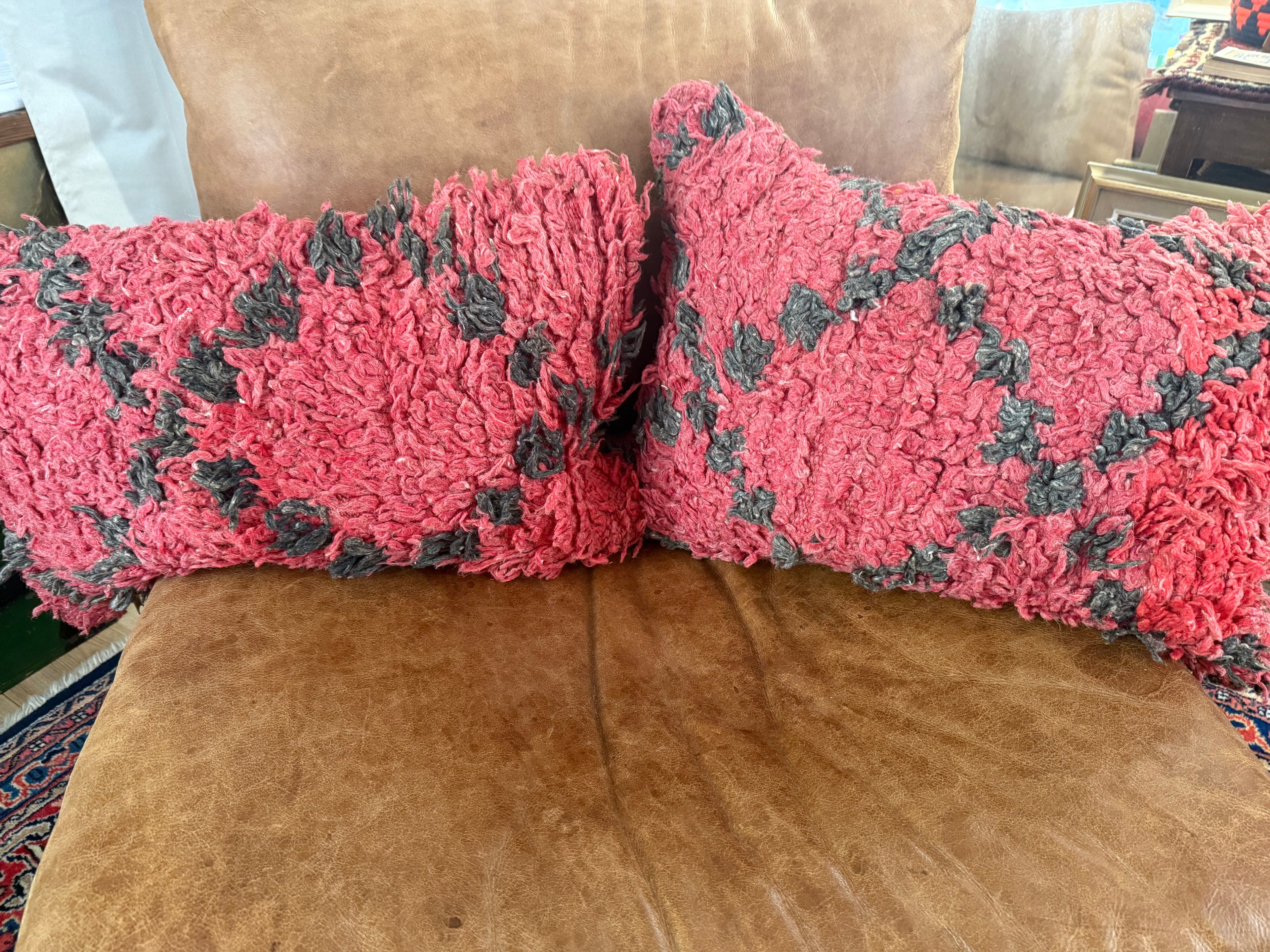 set van 2 Handgemaakte kussens van een vintage Marokkaans tapijt – ca. 60 × 40 cm