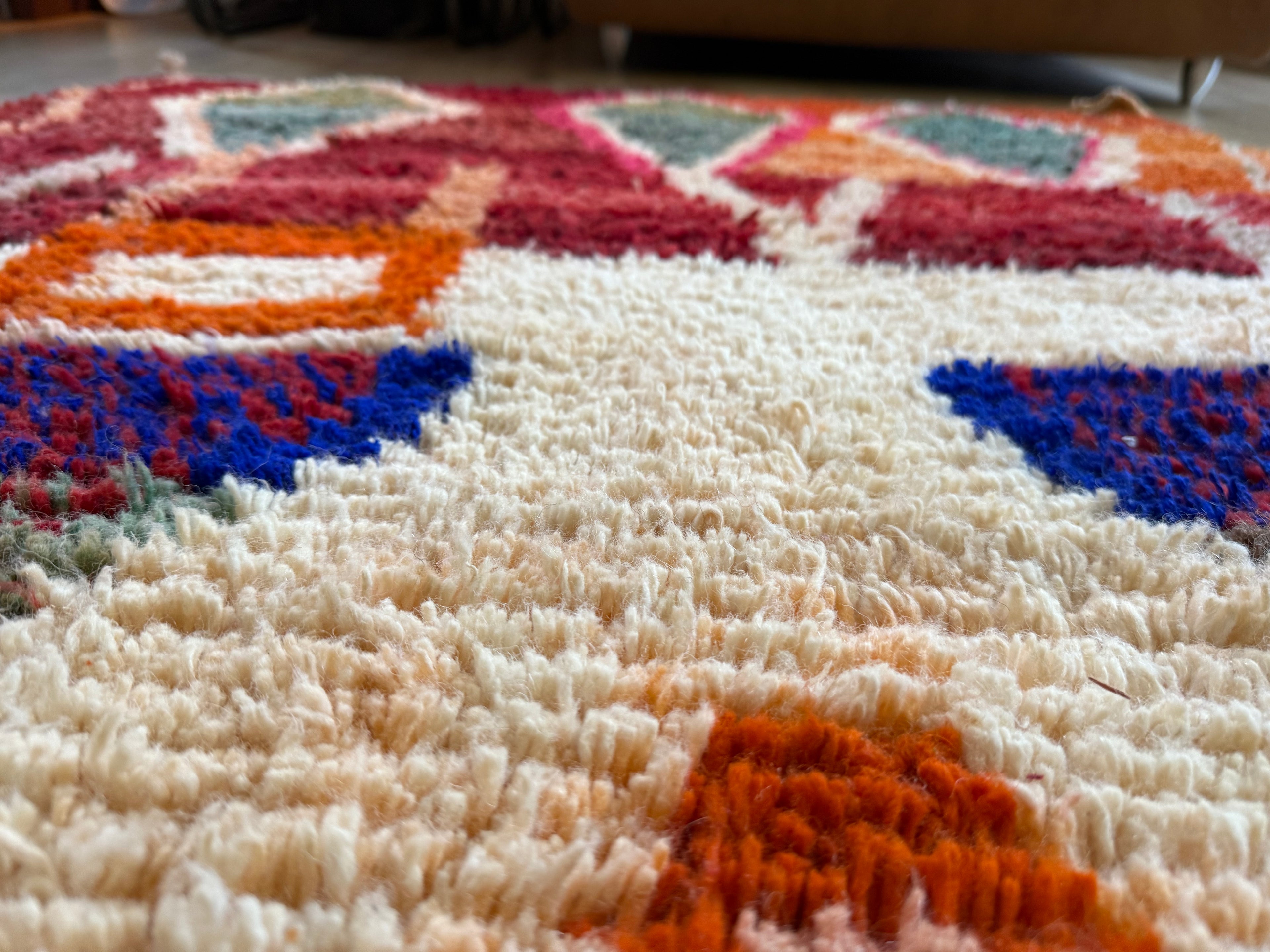 Warm Berber tapijt met abstract tribal design – 180 × 104 cm