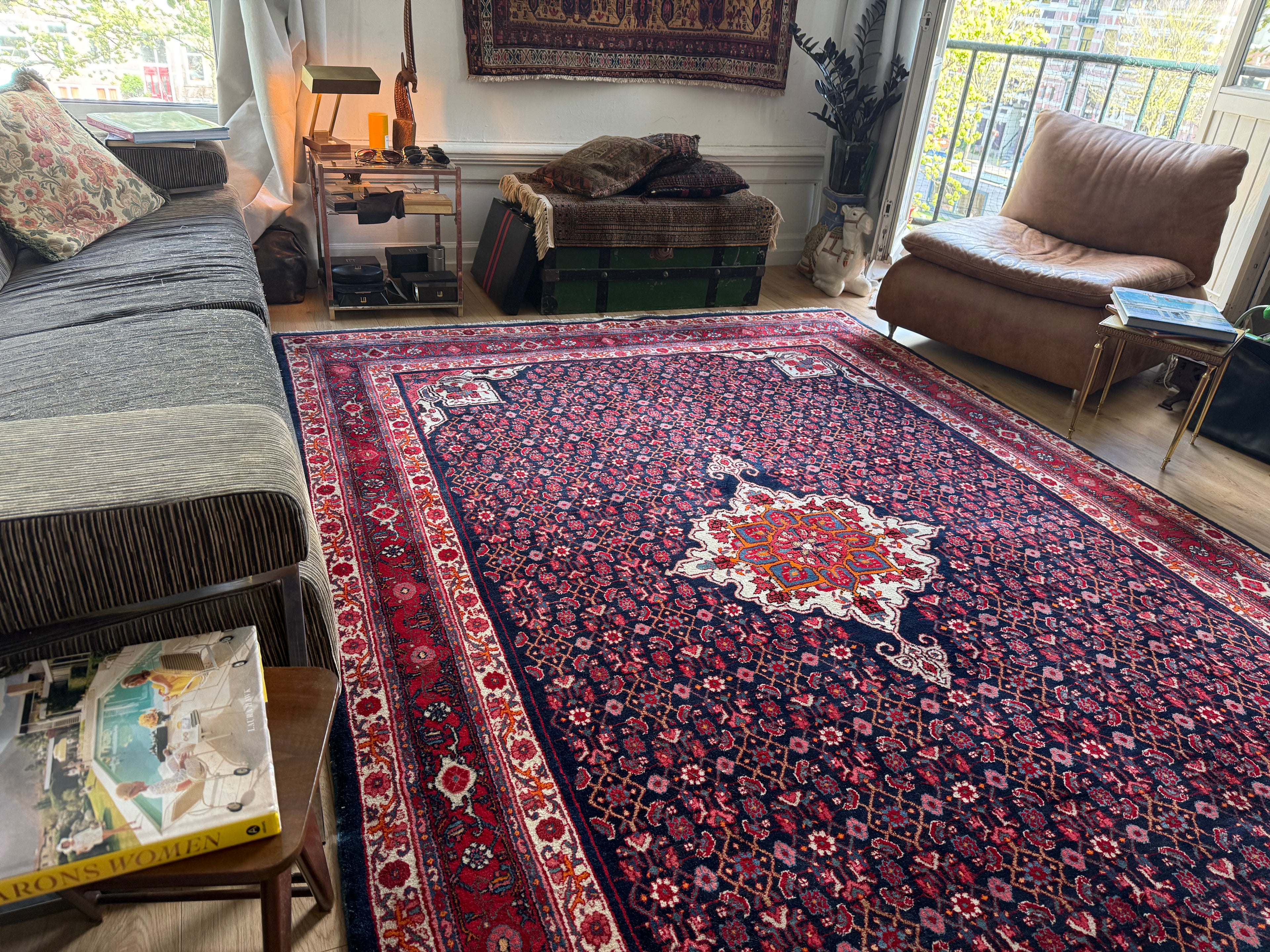 Groot handgeknoopt vintage tapijt – donkerblauw veld met medaillon – 305 × 209 cm