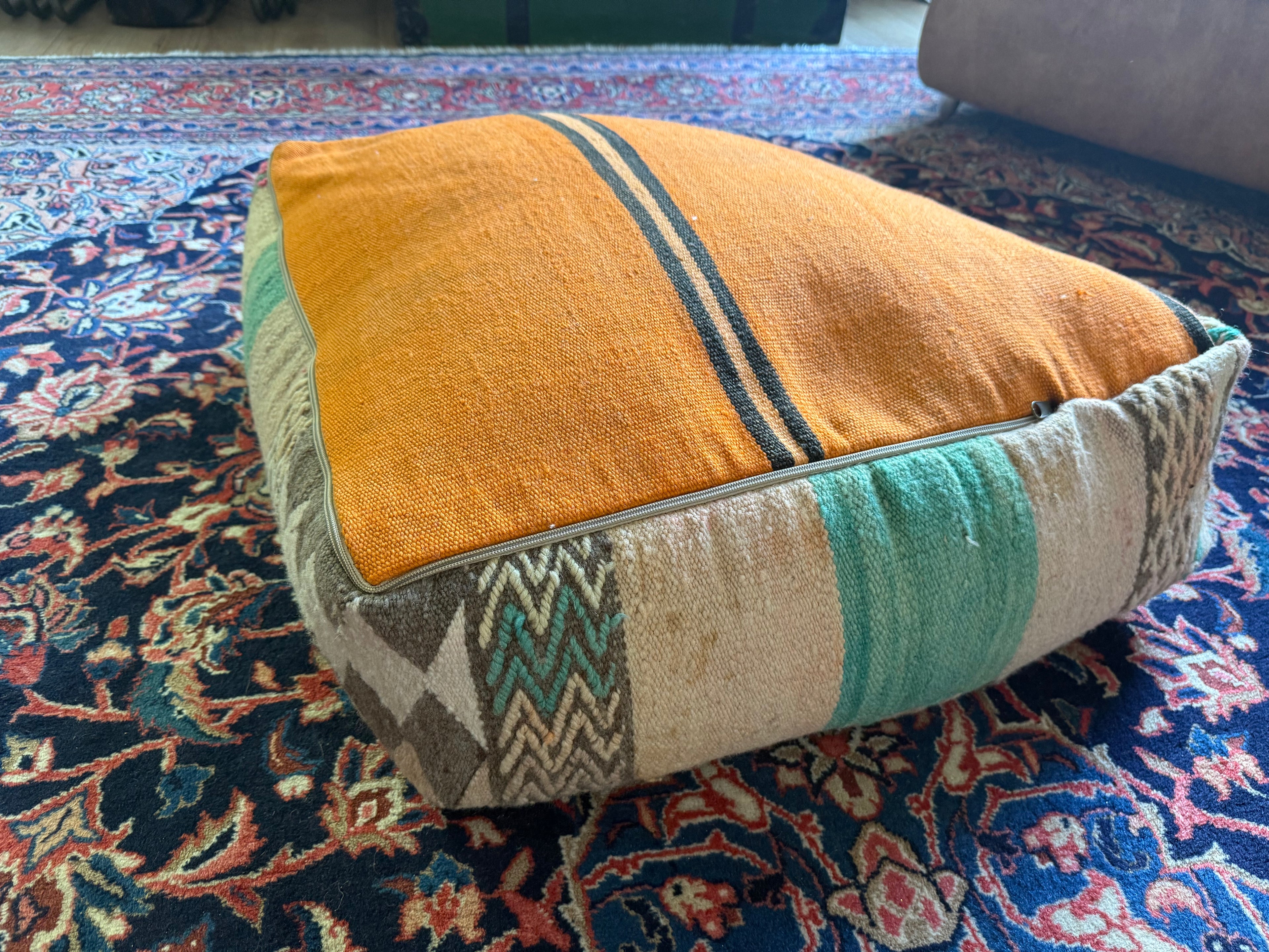 Poef van gebruikt vintage Marokkaans tapijt – handgemaakt – ca. 60 × 60 × 20 cm