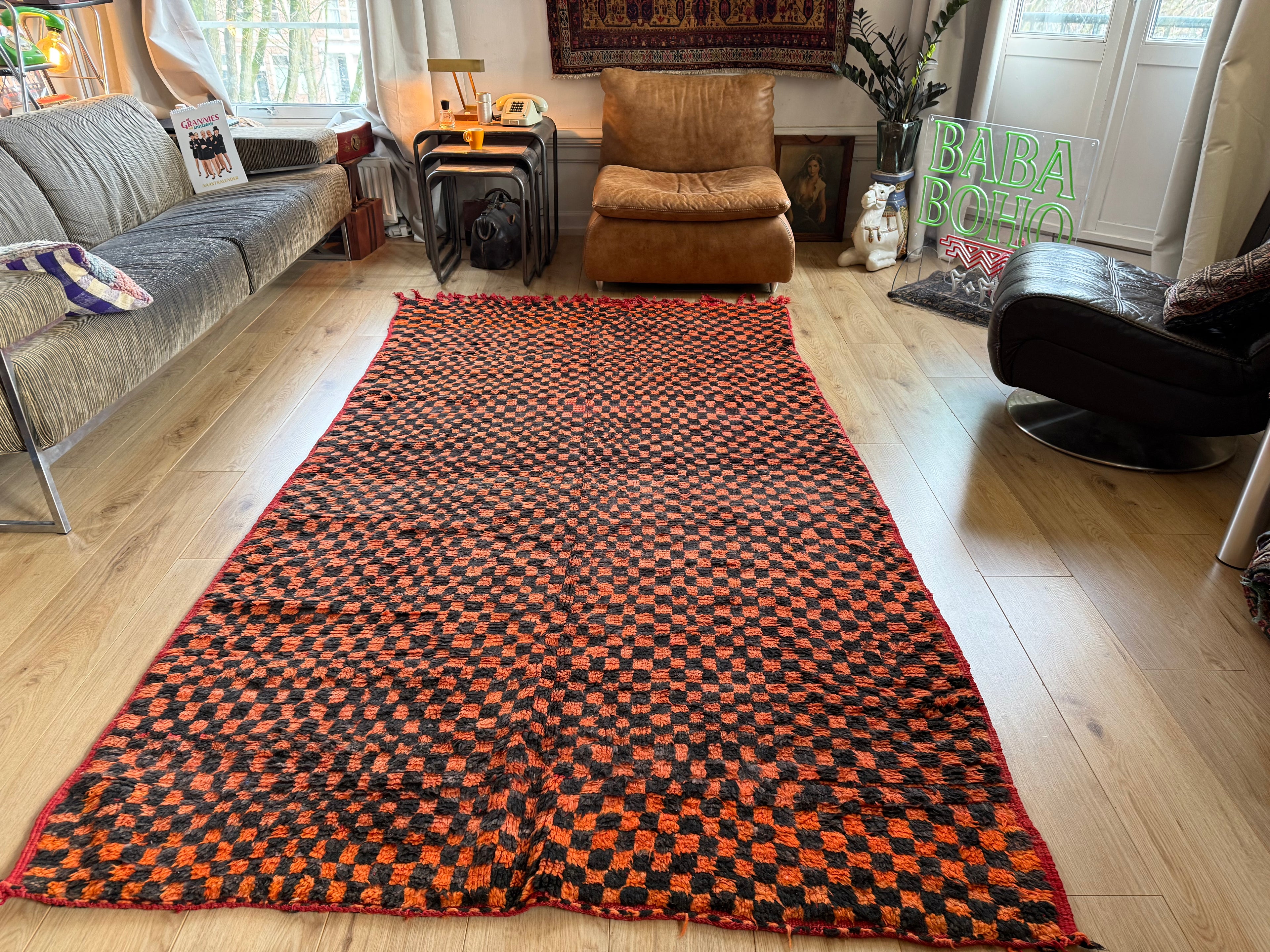 Grafisch vintage Berber tapijt in oranje & zwart – 272 × 147 cm
