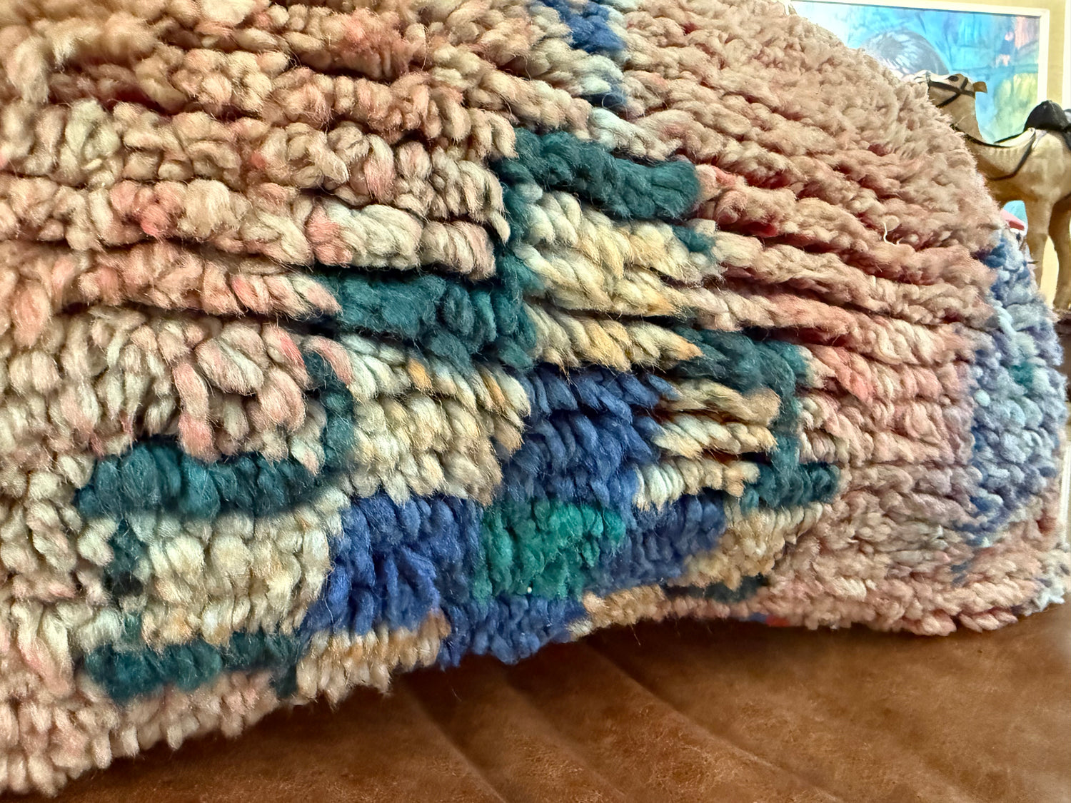 Cojín hecho a mano de una alfombra marroquí vintage – aprox. 60 × 40 cm