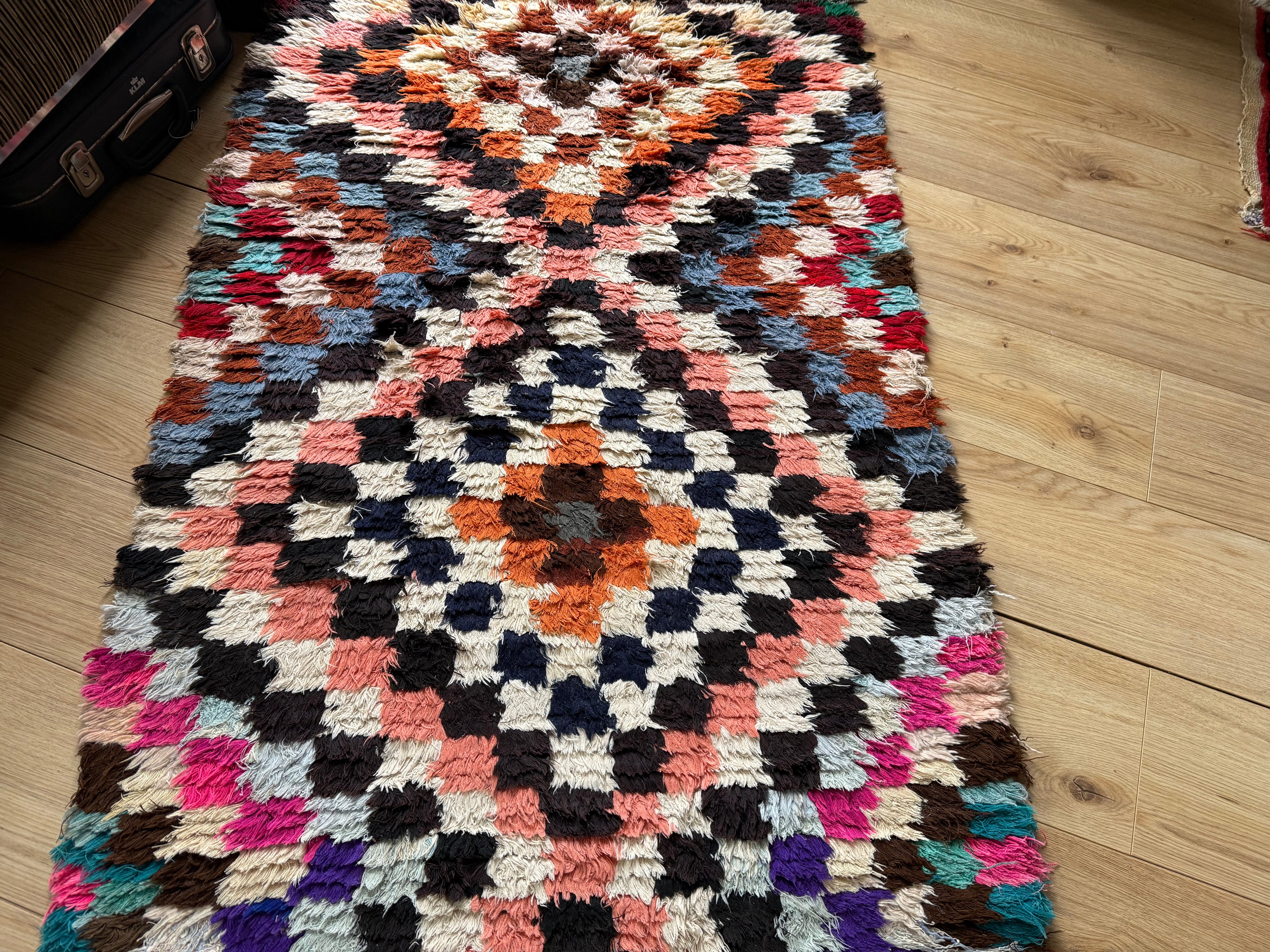 Handgeknoopt vintage tapijt – Boucherouite-stijl – ca. 91 × 253 cm.