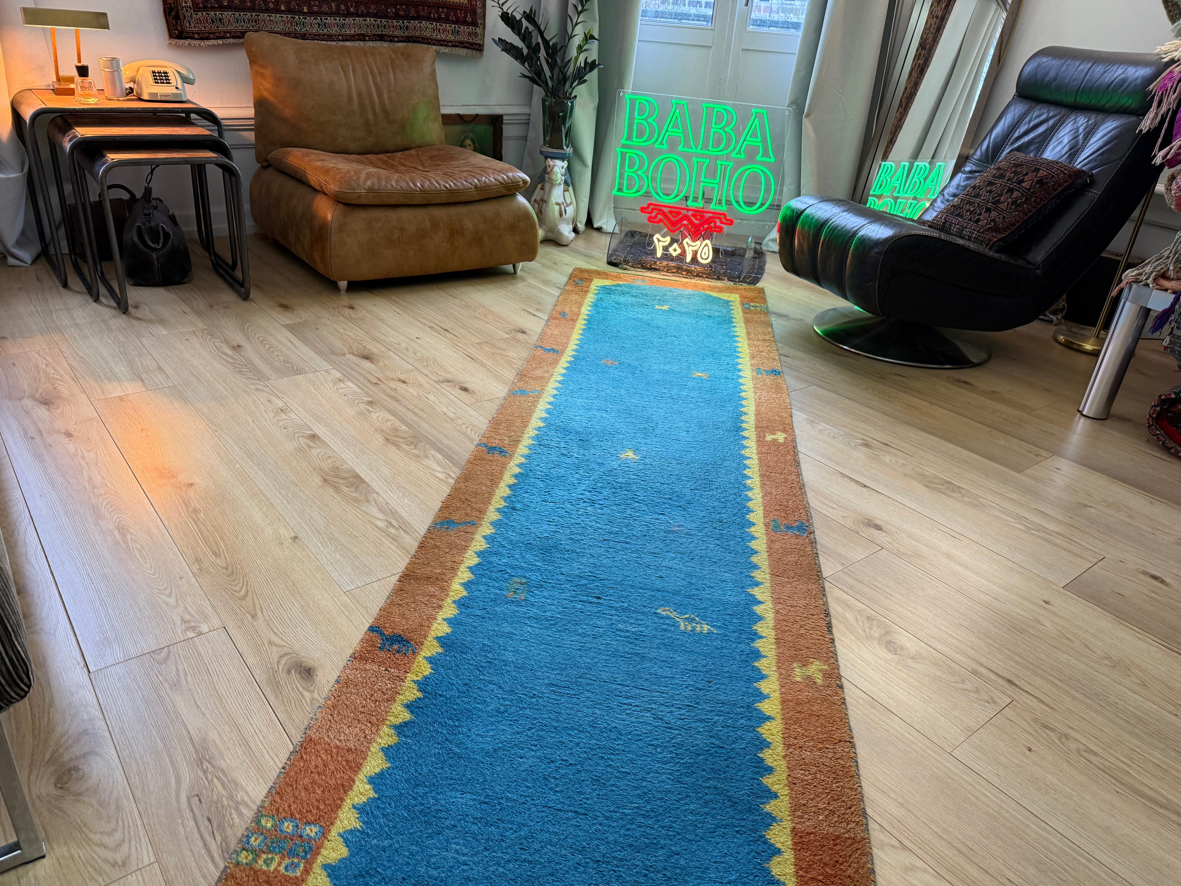 Vintage handgeknoopte loper – blauw & oker – ca. 302 × 77,5 cm