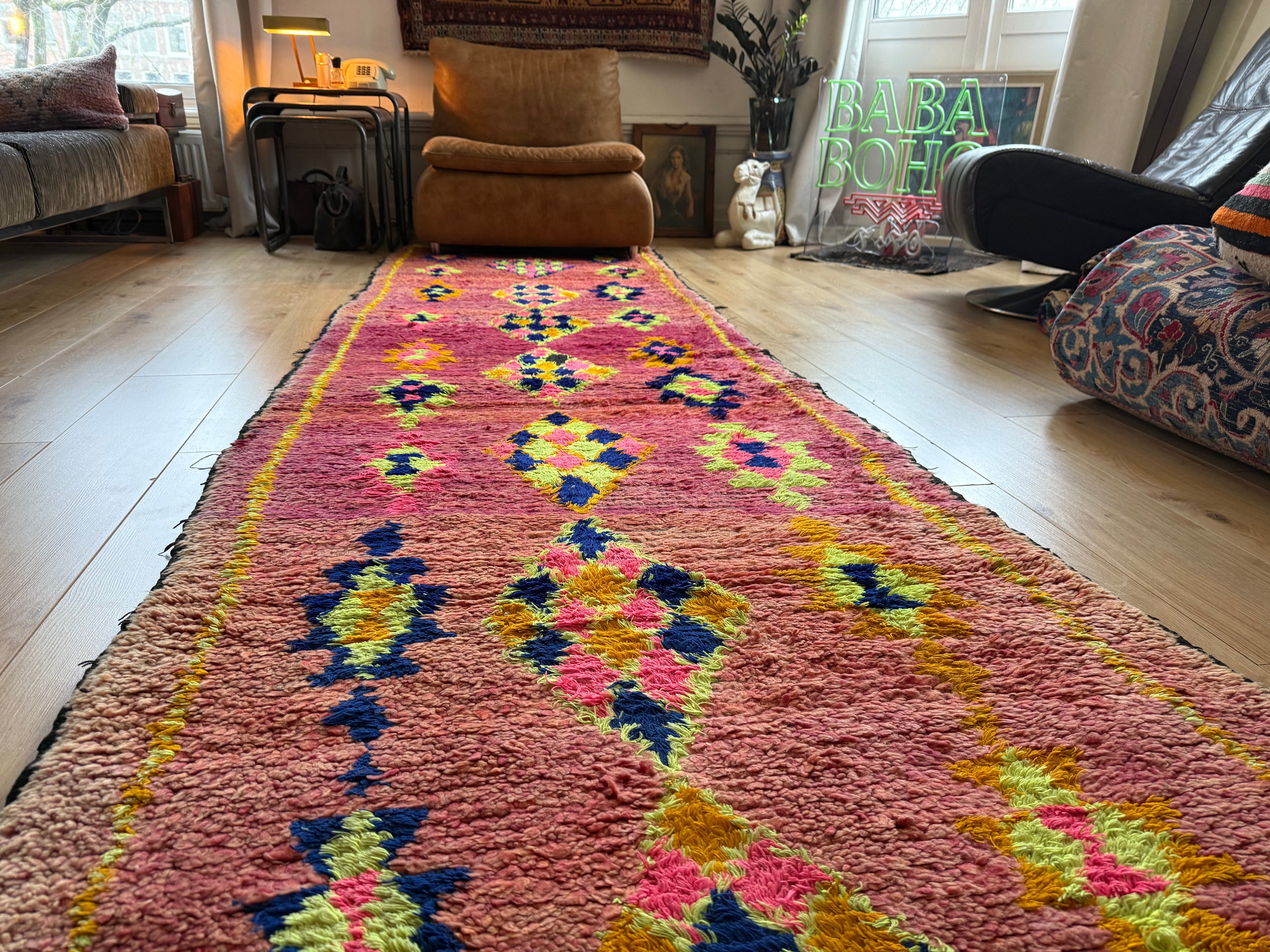 Vintage Marokkaanse loper met uitgesproken kleur & karakter 384 × 101 cm