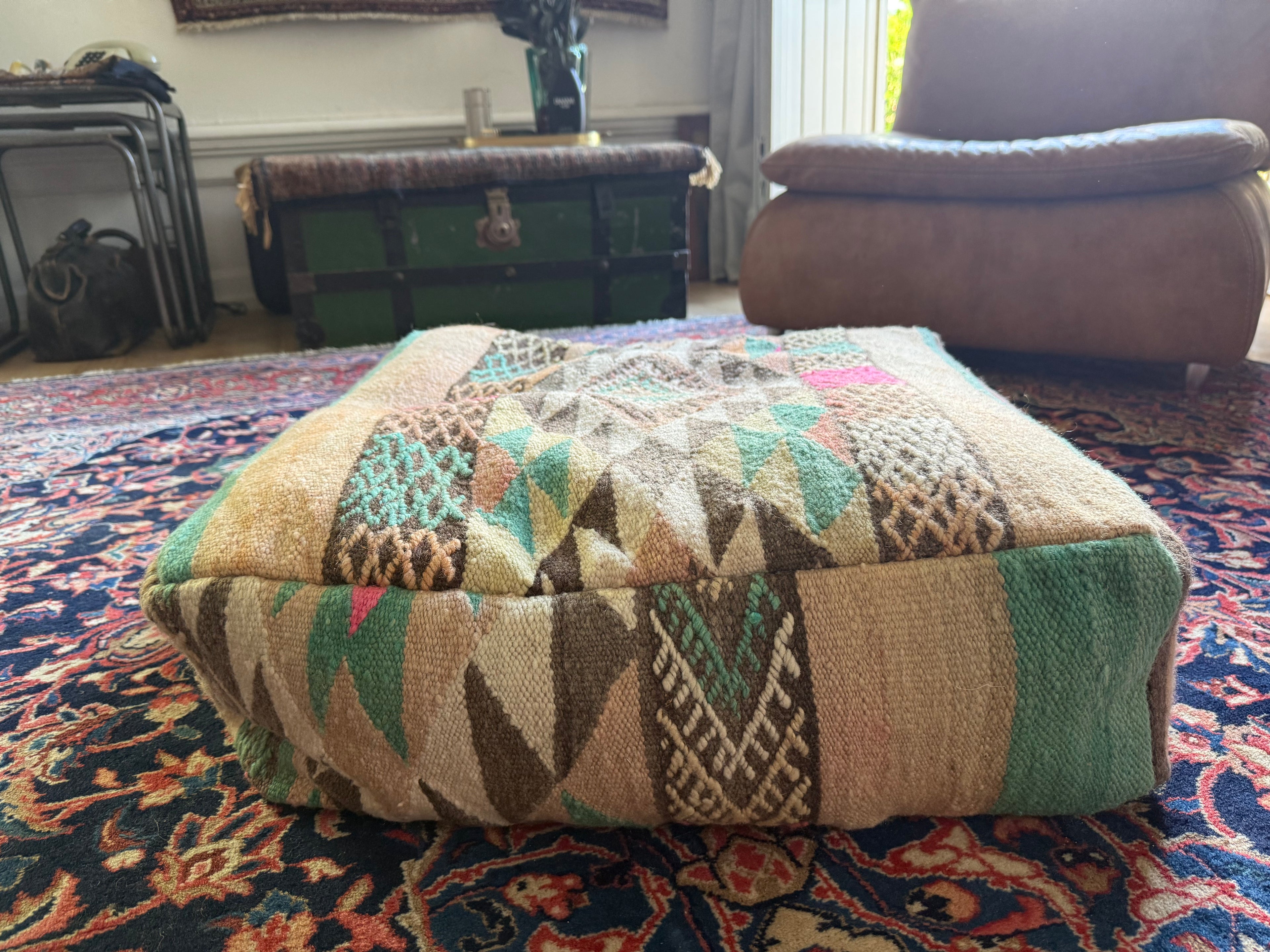 Poef van gebruikt vintage Marokkaans tapijt – handgemaakt – ca. 60 × 60 × 20 cm
