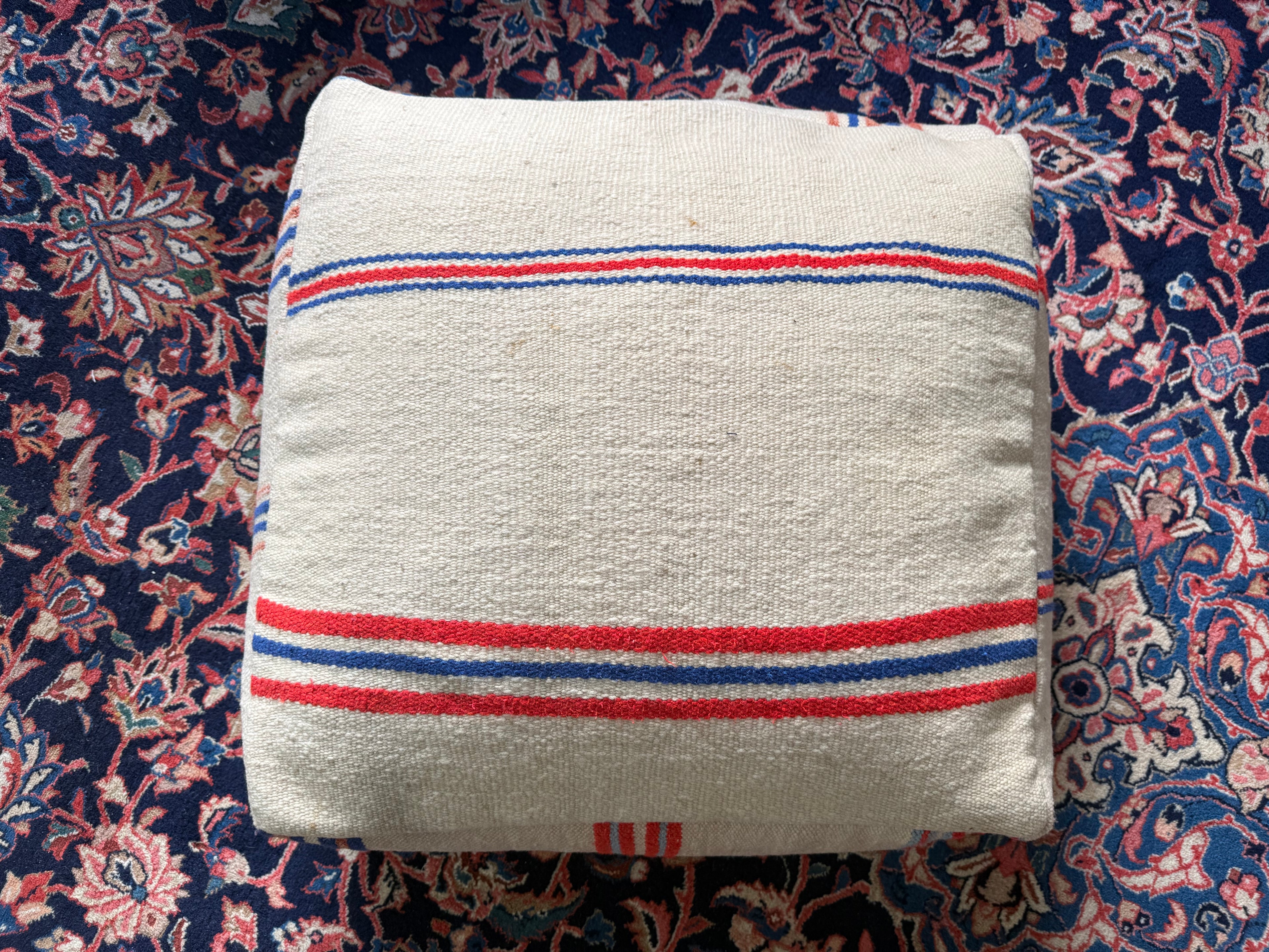Poef van gebruikt vintage Marokkaans tapijt – handgemaakt – ca. 60 × 60 × 25 cm