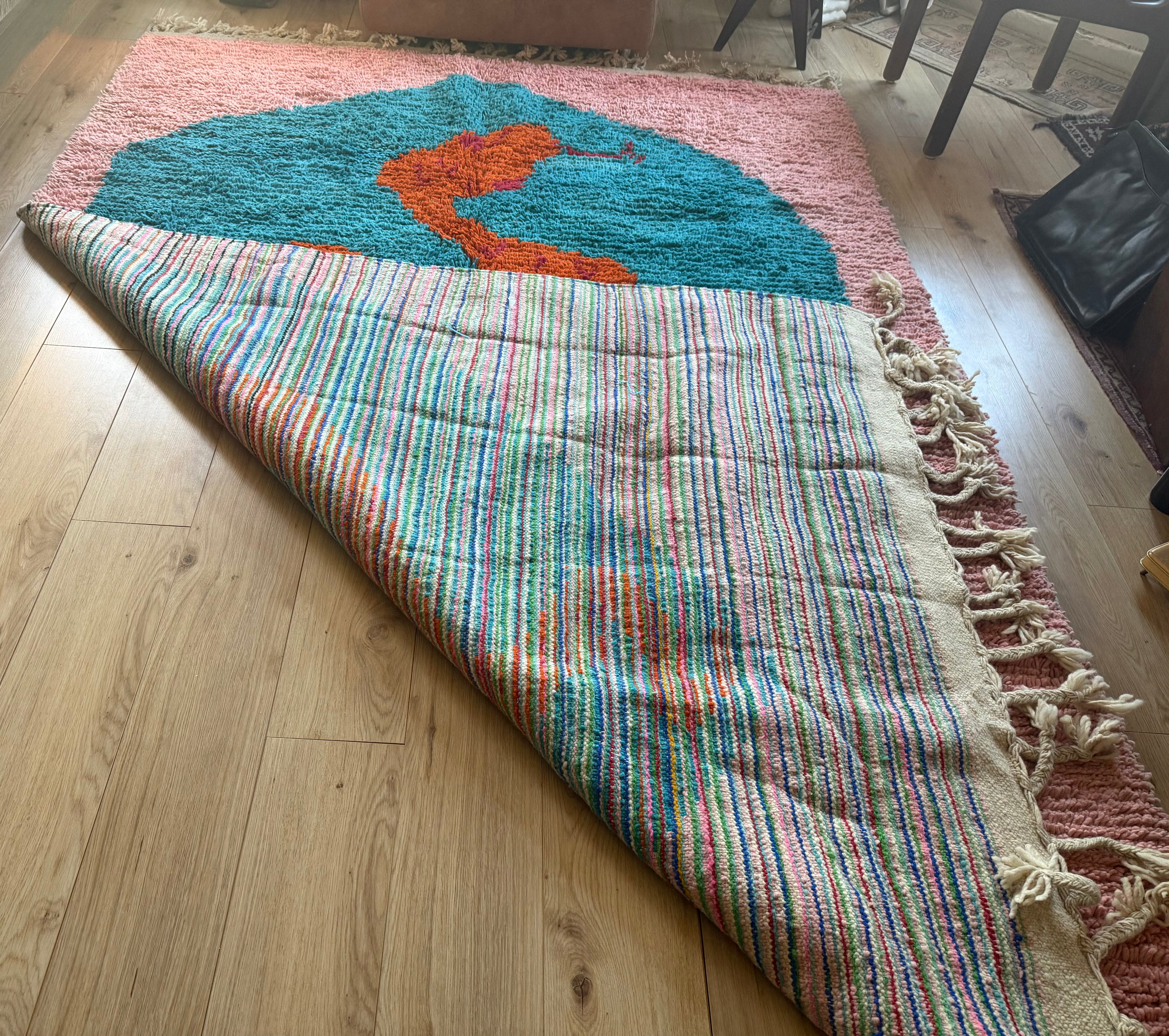 Handmade high-pile wool carpet with snake motif – 325 × 204 cm