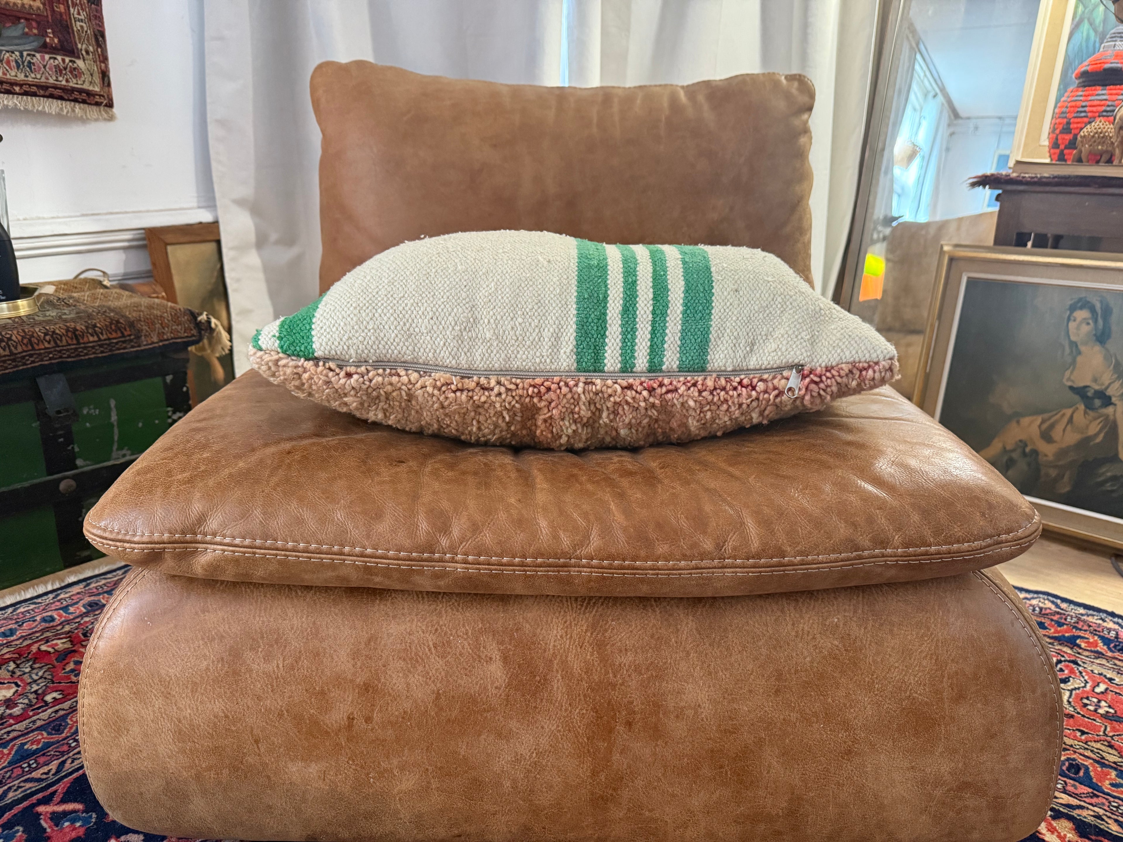Handgemaakt kussen van een vintage Marokkaans tapijt – ca. 60 × 40 cm
