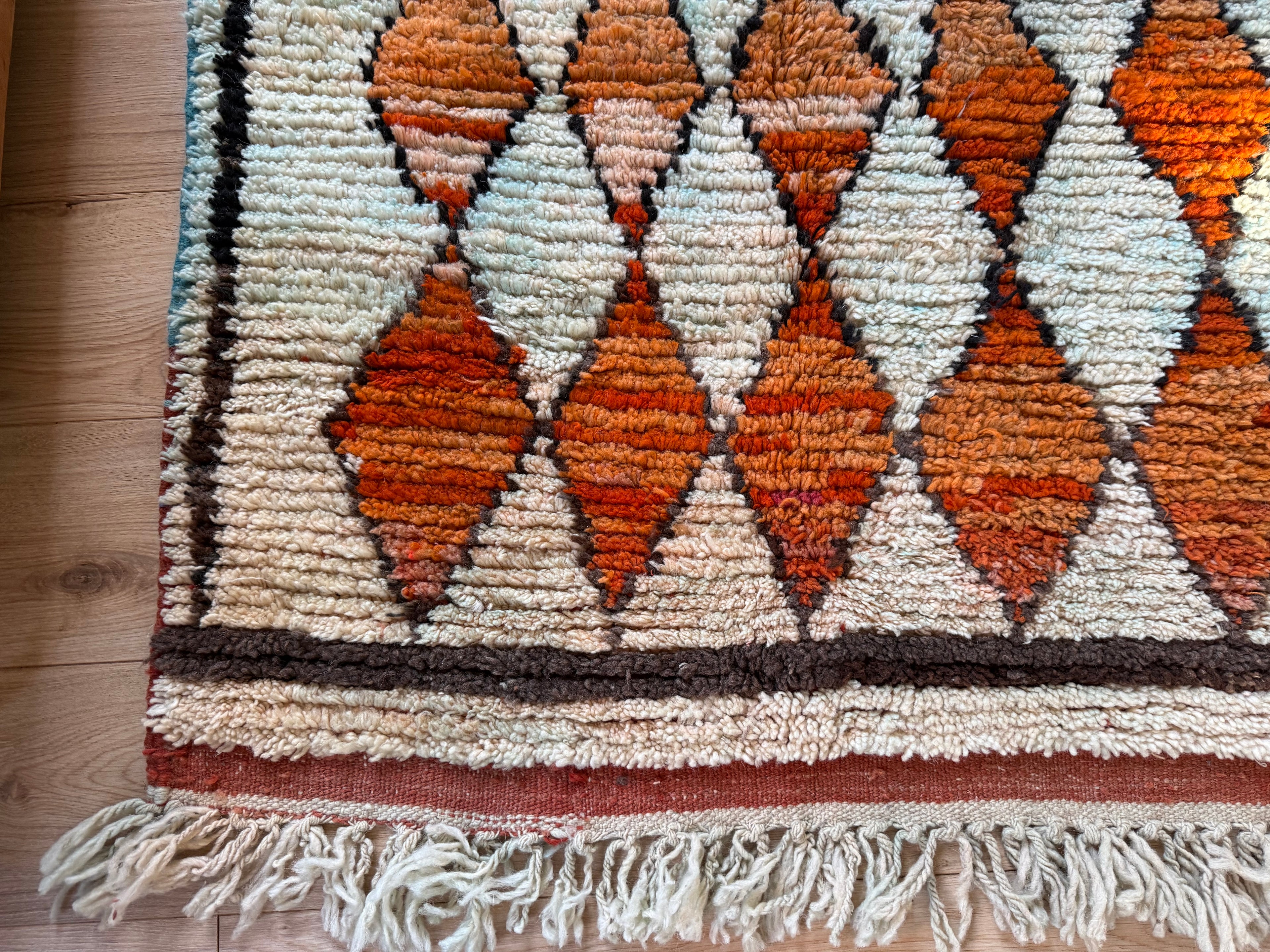 Vintage hoogpolig Marokkaans Berber kleed met warm oranje ruitmotief – 157 × 106 cm
