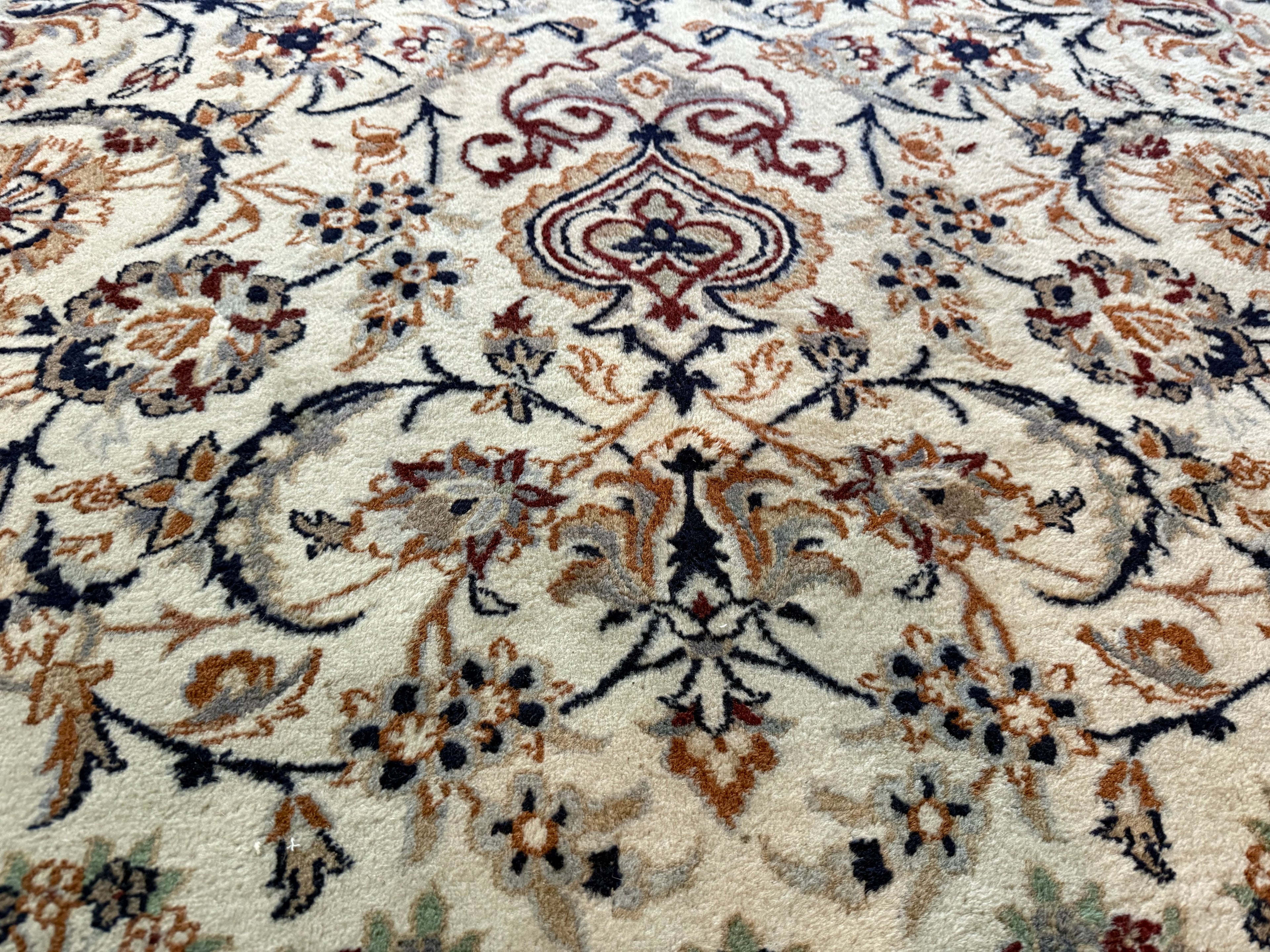 Tapete clássico nó à mão estilo Nain com medalhão – marfim & azul noite – 335 × 247 cm