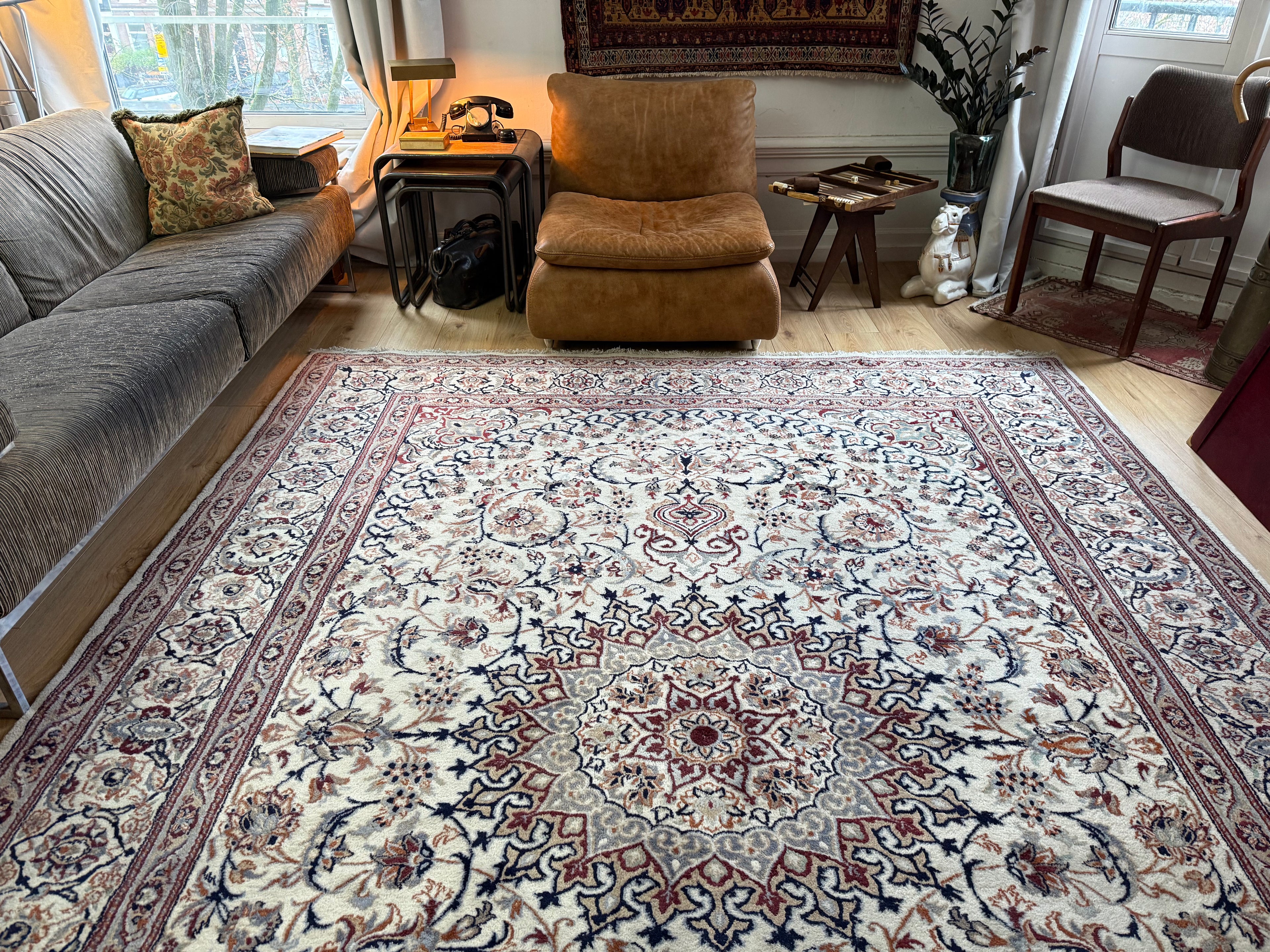 Tapete clássico nó à mão estilo Nain com medalhão – marfim & azul noite – 335 × 247 cm