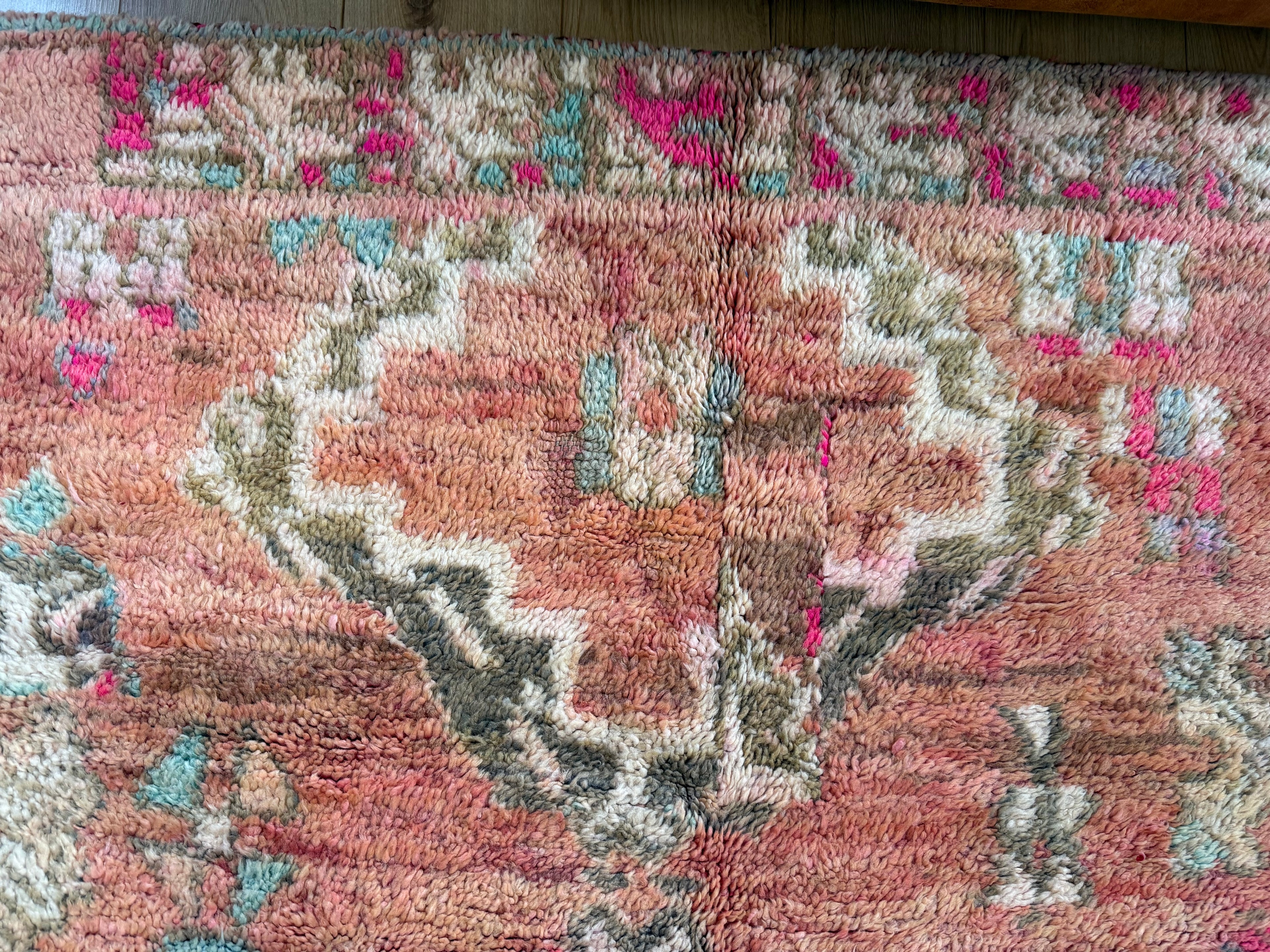 Vintage handgeknoopt tapijt – warm pastel & roze – ca. 303 × 182 cm