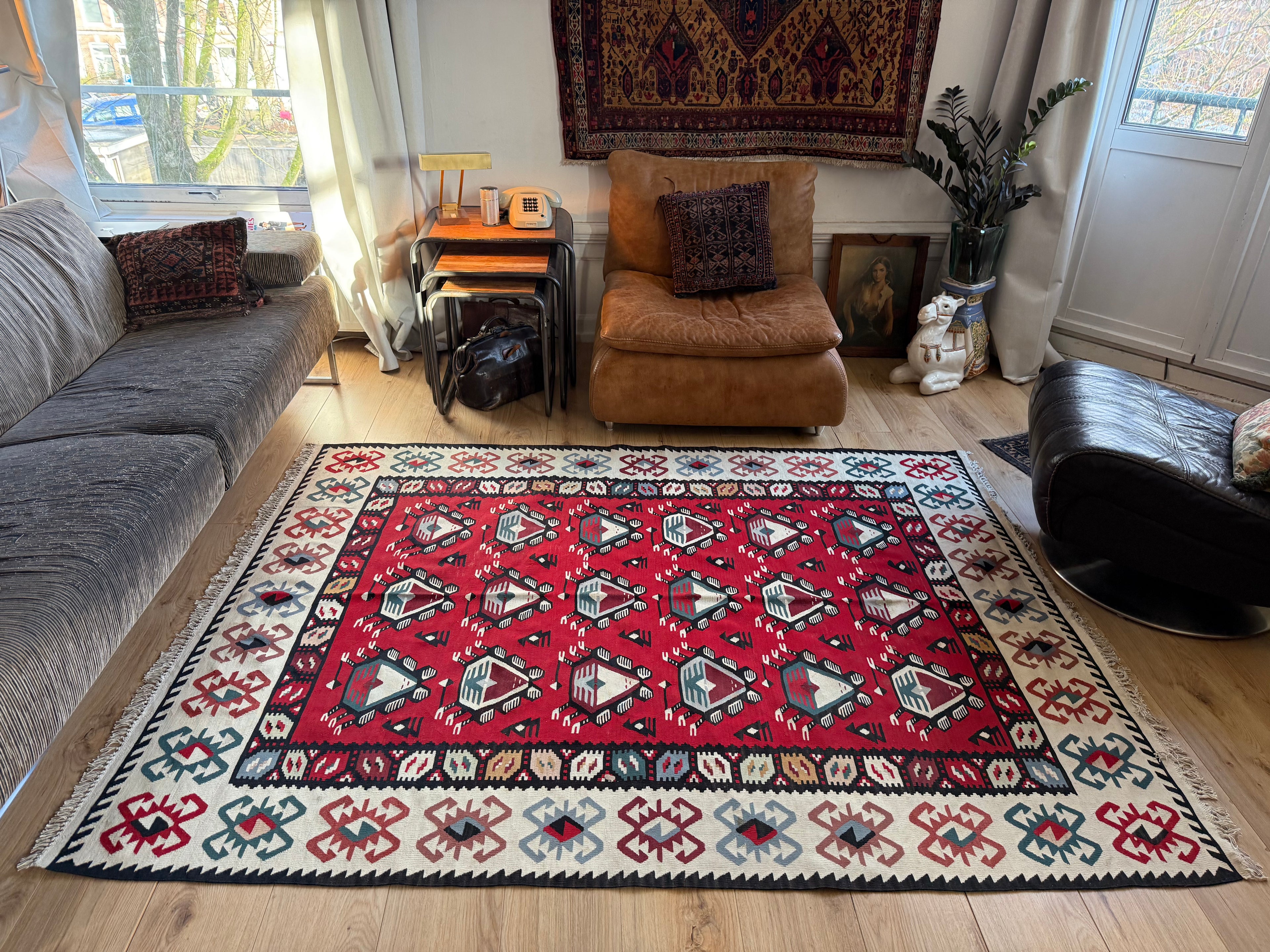 Grafische vintage kilim met diermotieven – 216 × 160 cm