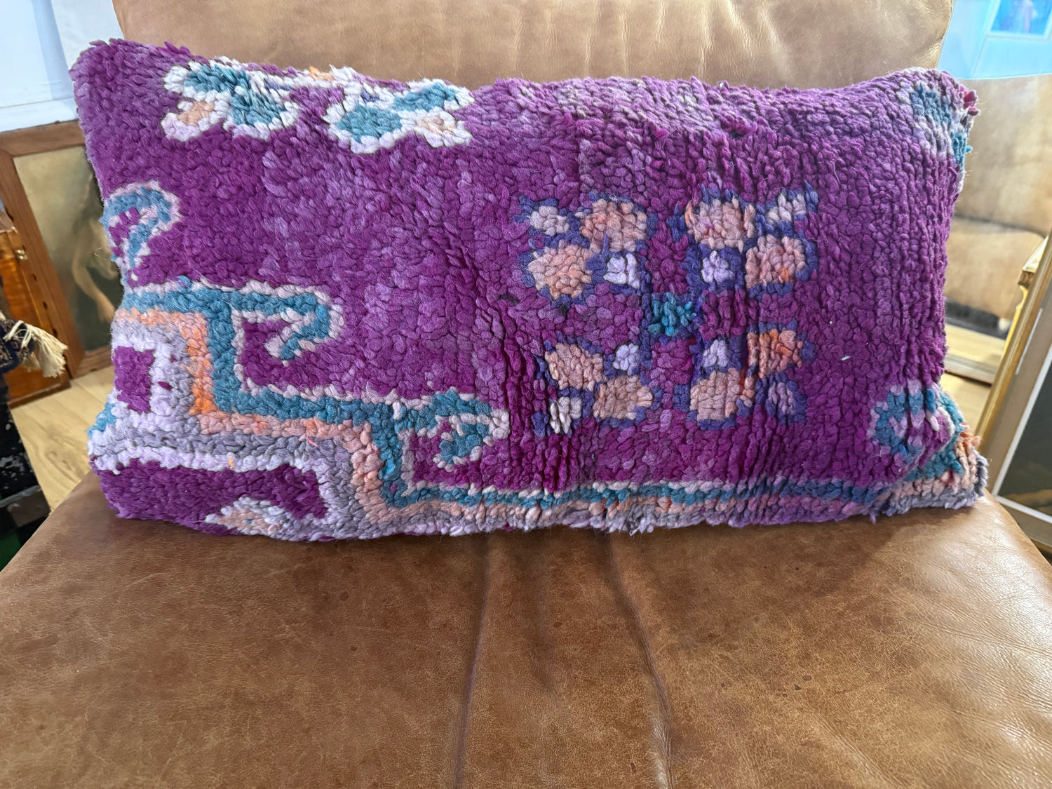 Almofada feita à mão de um tapete marroquino vintage – ca. 60 × 40 cm