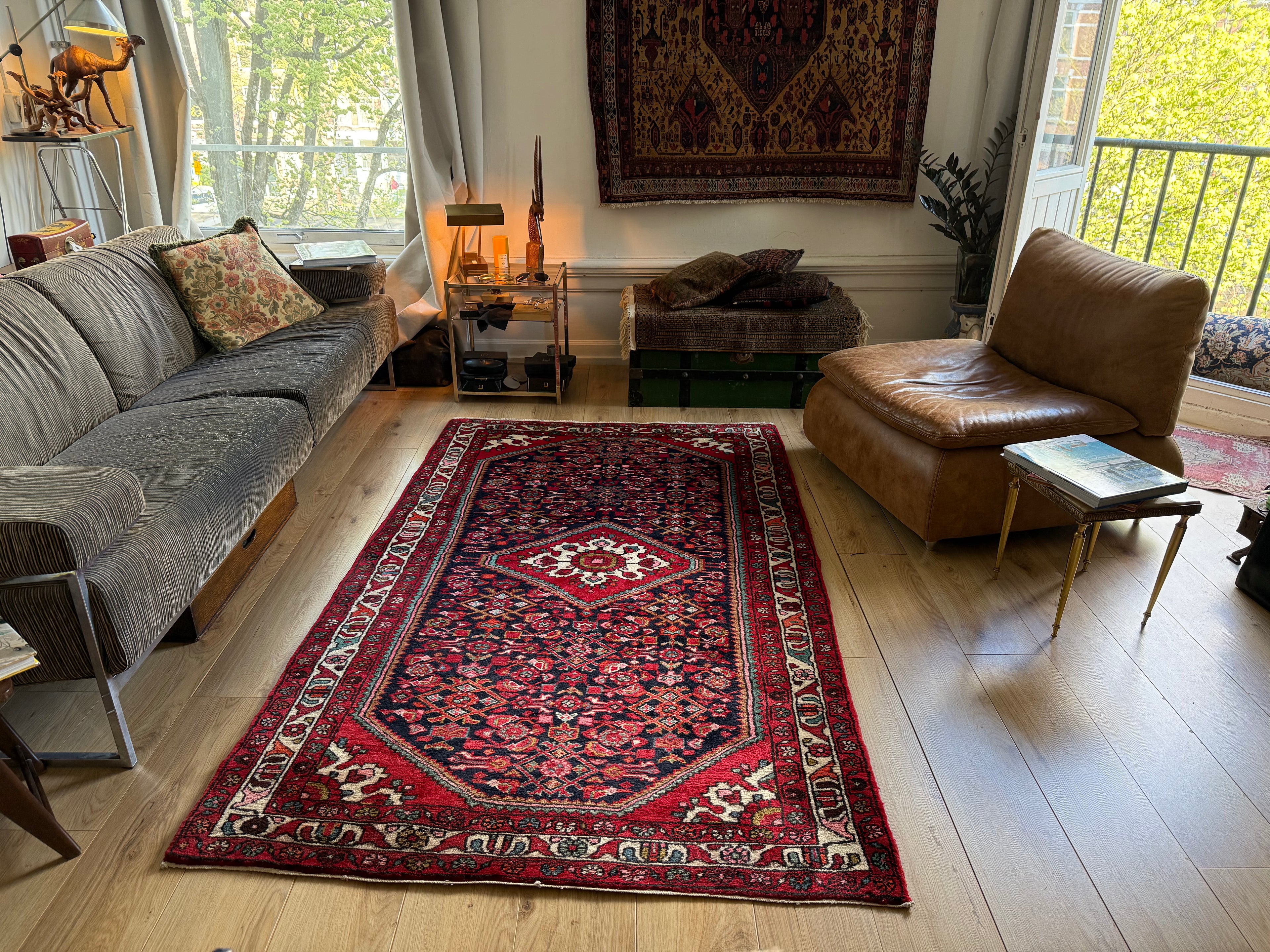 Vintage handgeknoopt wollen tapijt met medaillon – rood en donkerblauw – 217 × 130 cm