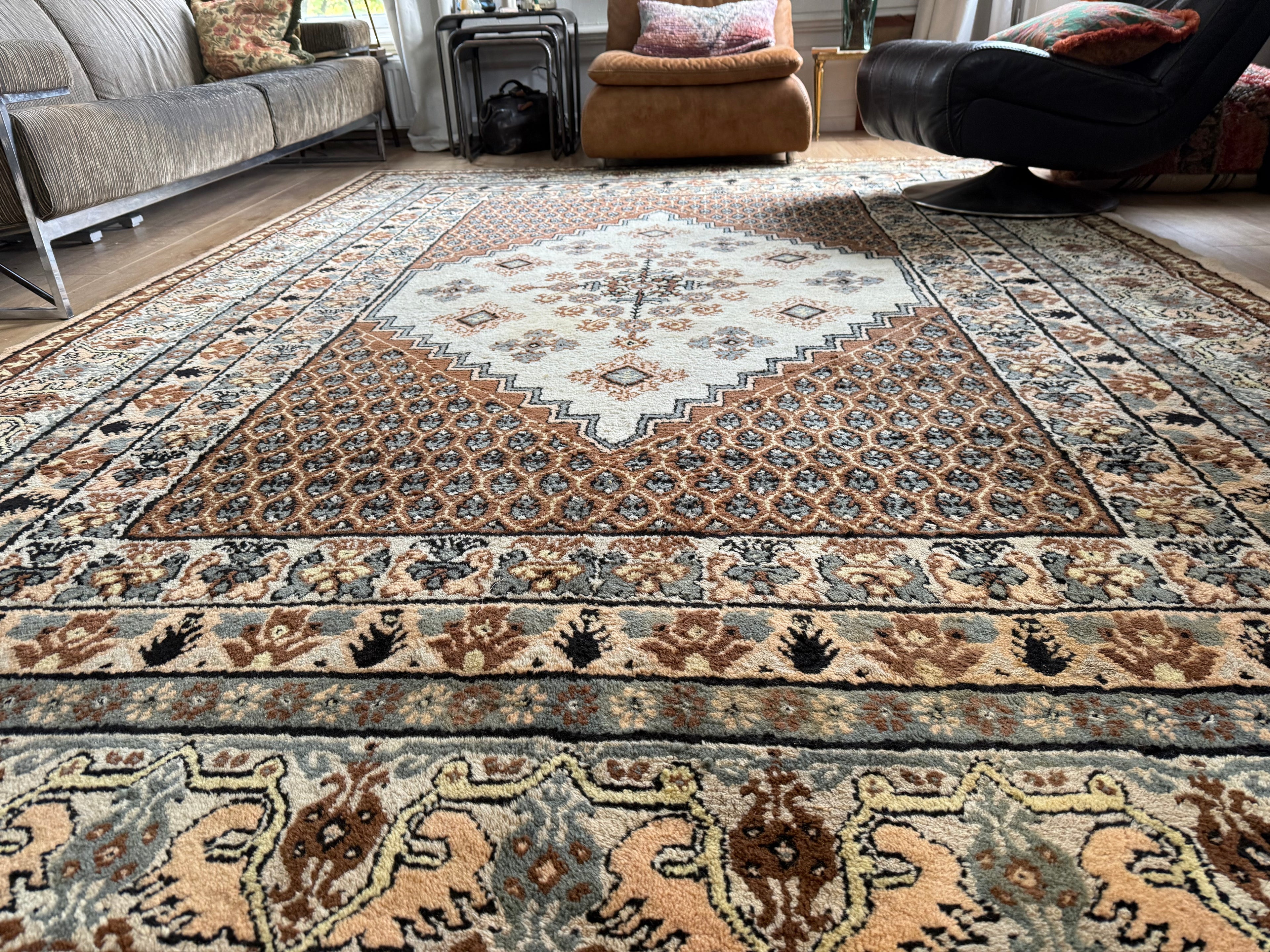 Handgeknoopt oosters tapijt – ca. 352 × 247 cm (lichten verkleuringen middenstuk)