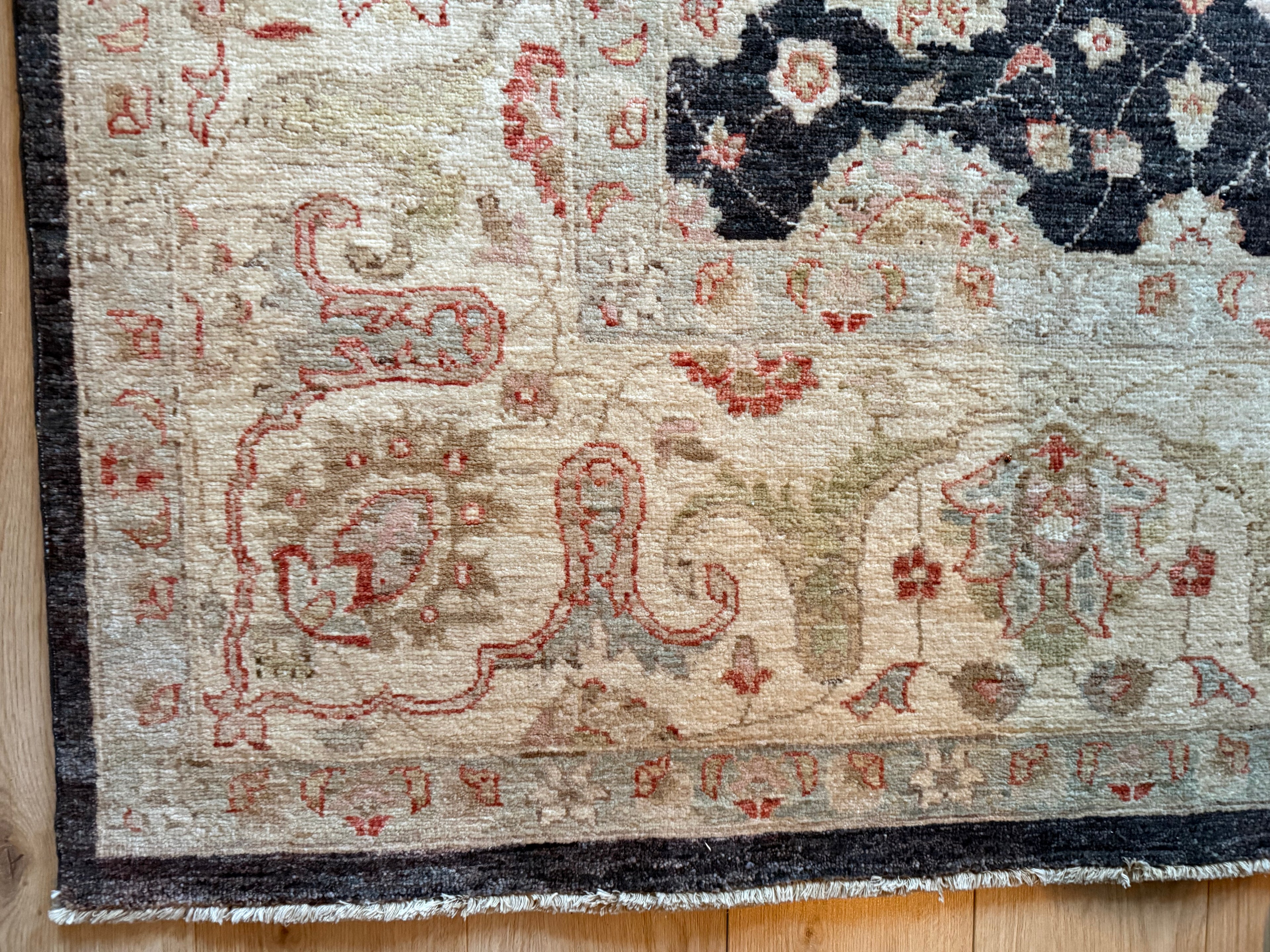 Handgeknoopt Ziegler tapijt, rustig, verfijnd en tijdloos. Ca. 308 × 249 cm