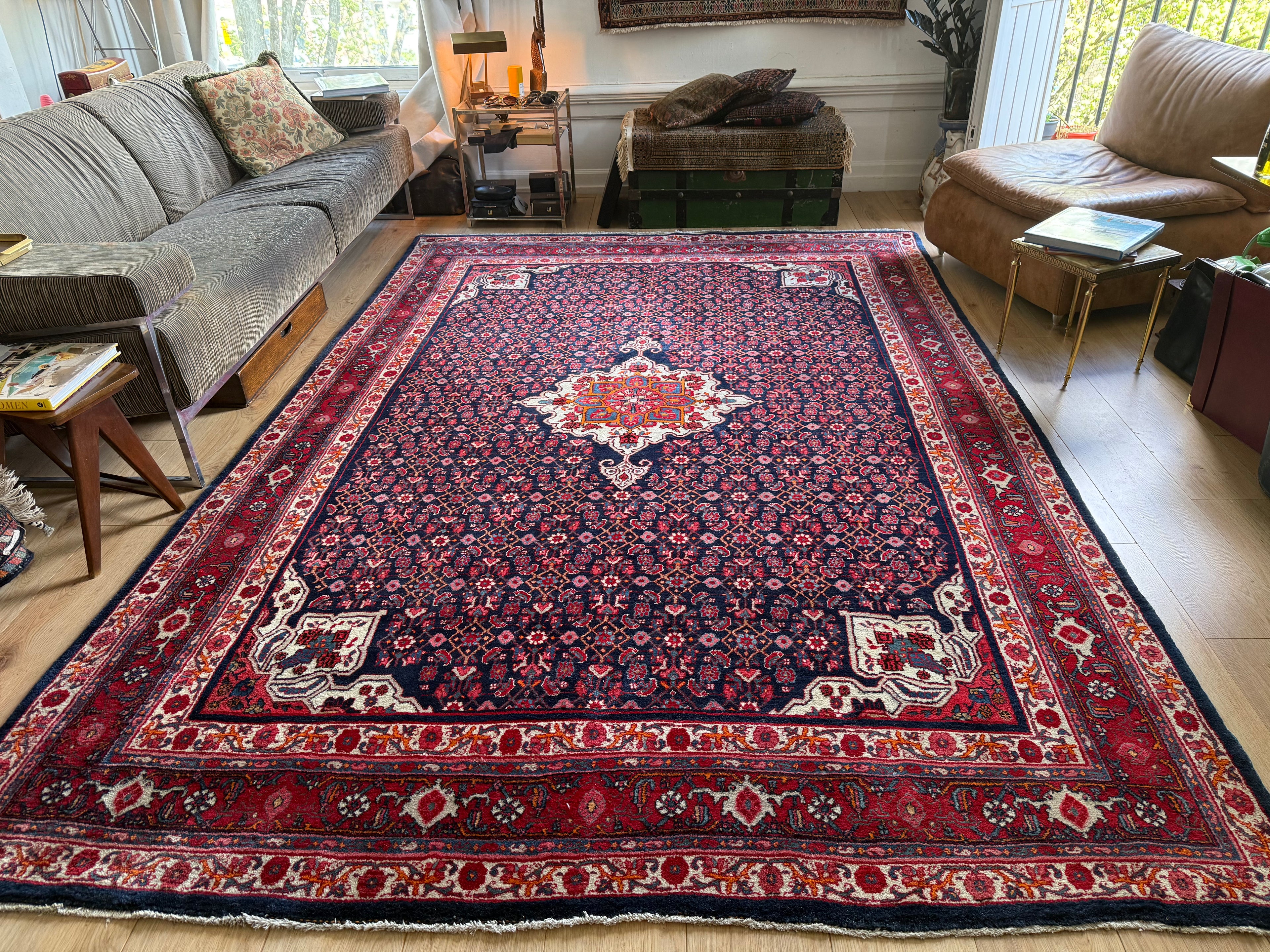 Groot handgeknoopt vintage tapijt – donkerblauw veld met medaillon – 305 × 209 cm