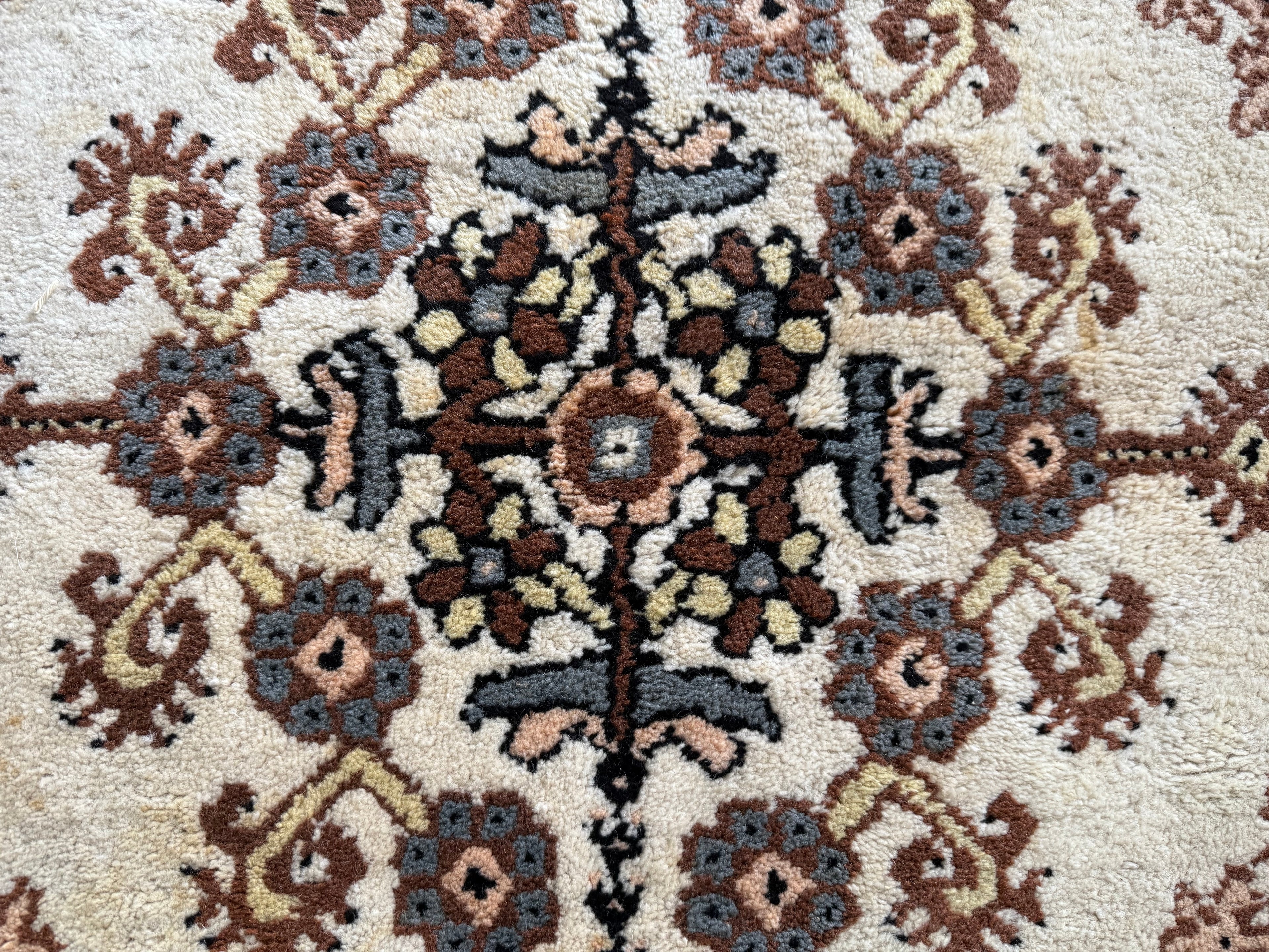 Handgeknoopt oosters tapijt – ca. 352 × 247 cm (lichten verkleuringen middenstuk)