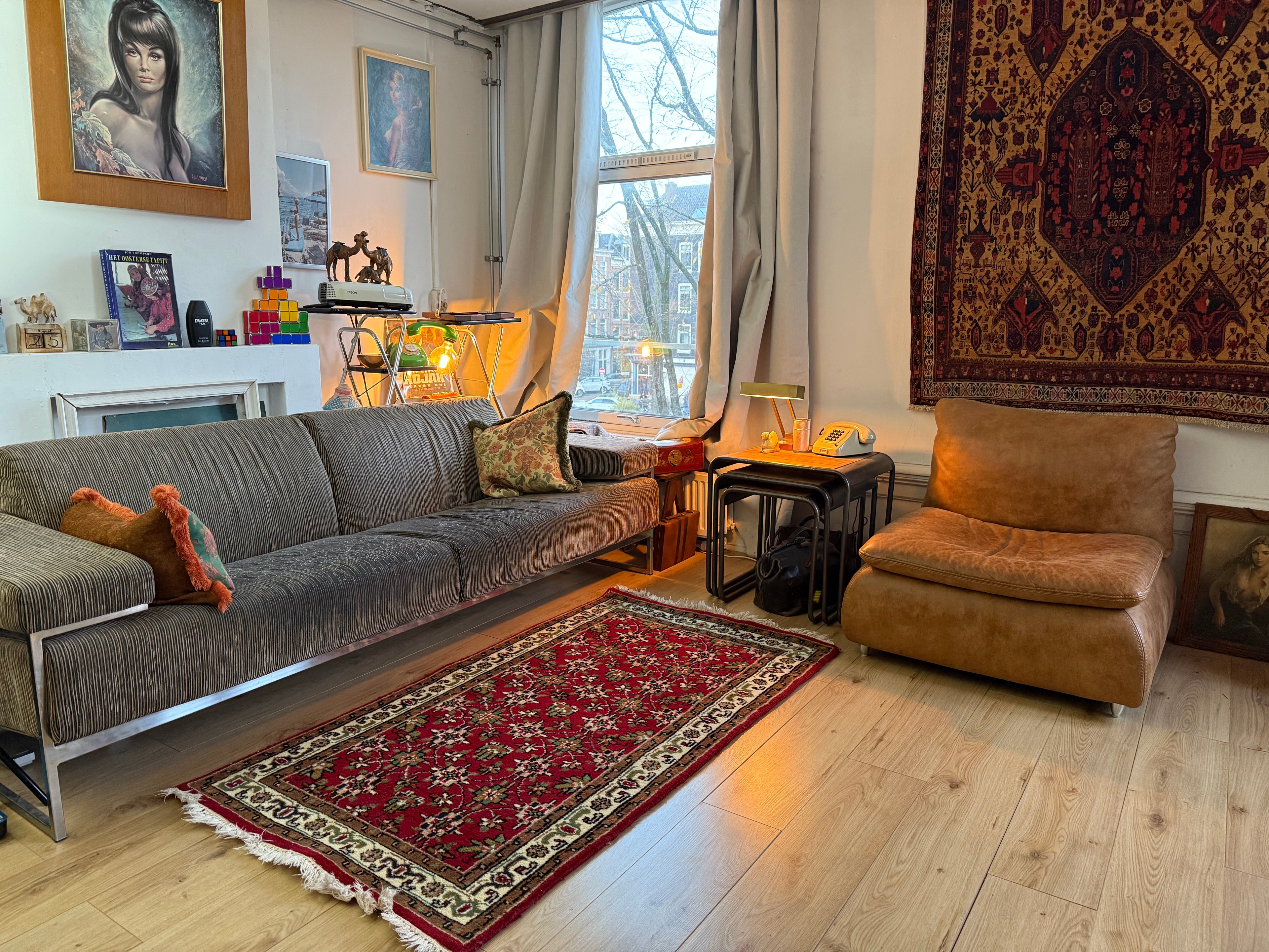 Warm rood vintage oosters tapijt met florale details – ca. 174 × 92 cm