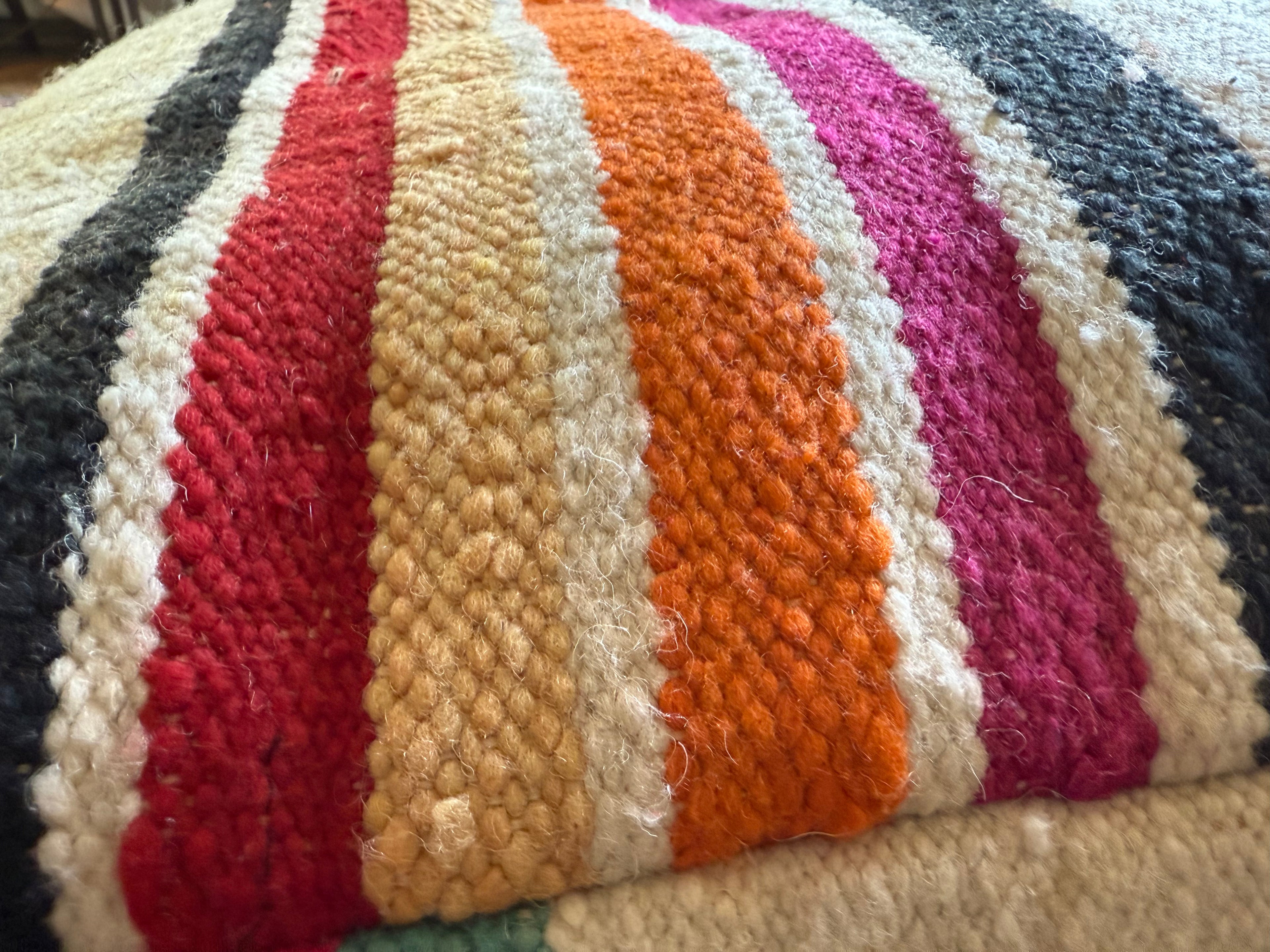Poef van gebruikt vintage Marokkaans tapijt – handgemaakt – ca. 60 × 60 × 20 cm