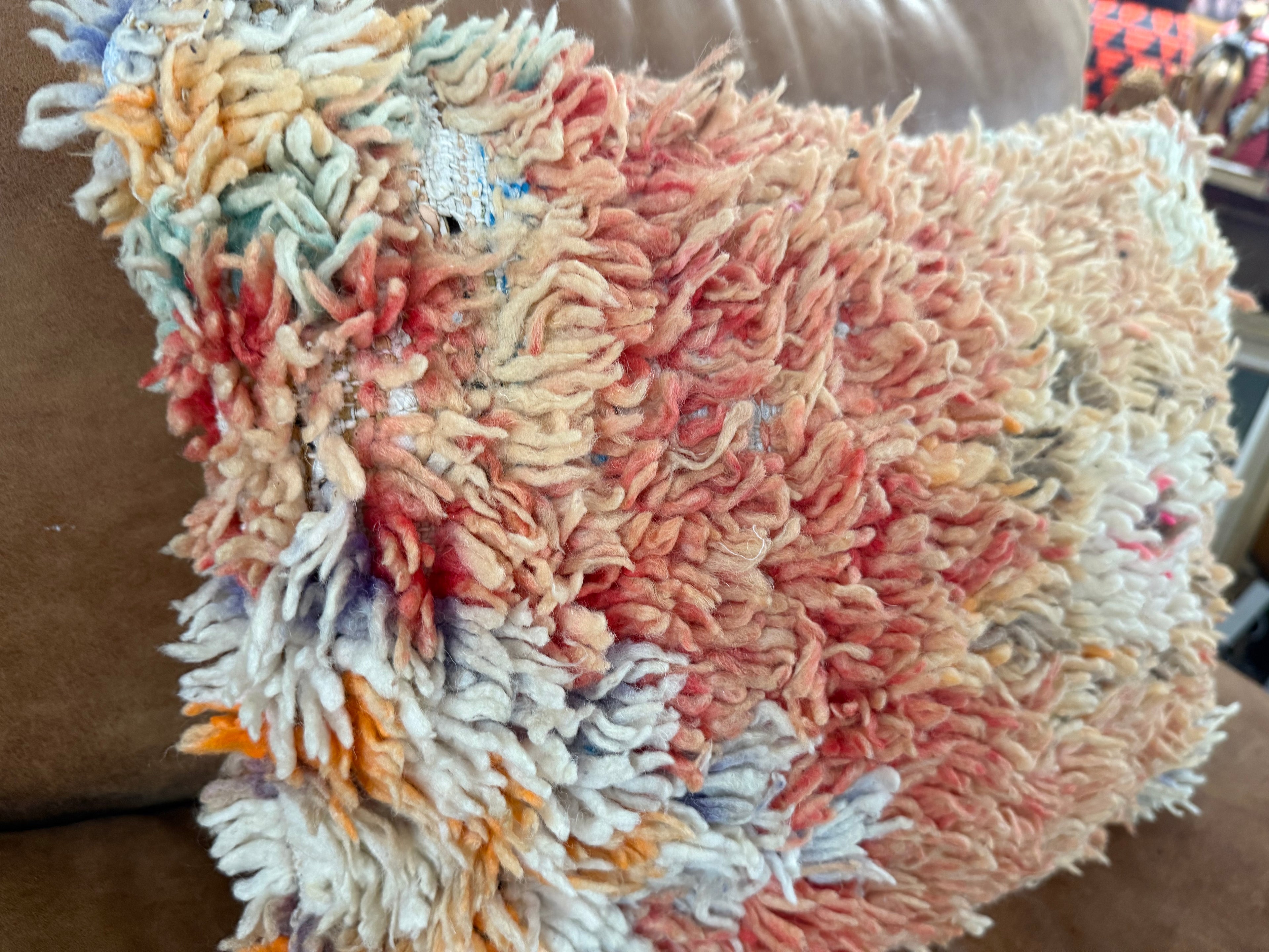 Handgemaakt kussen van een vintage Marokkaans tapijt – ca. 60 × 40 cm