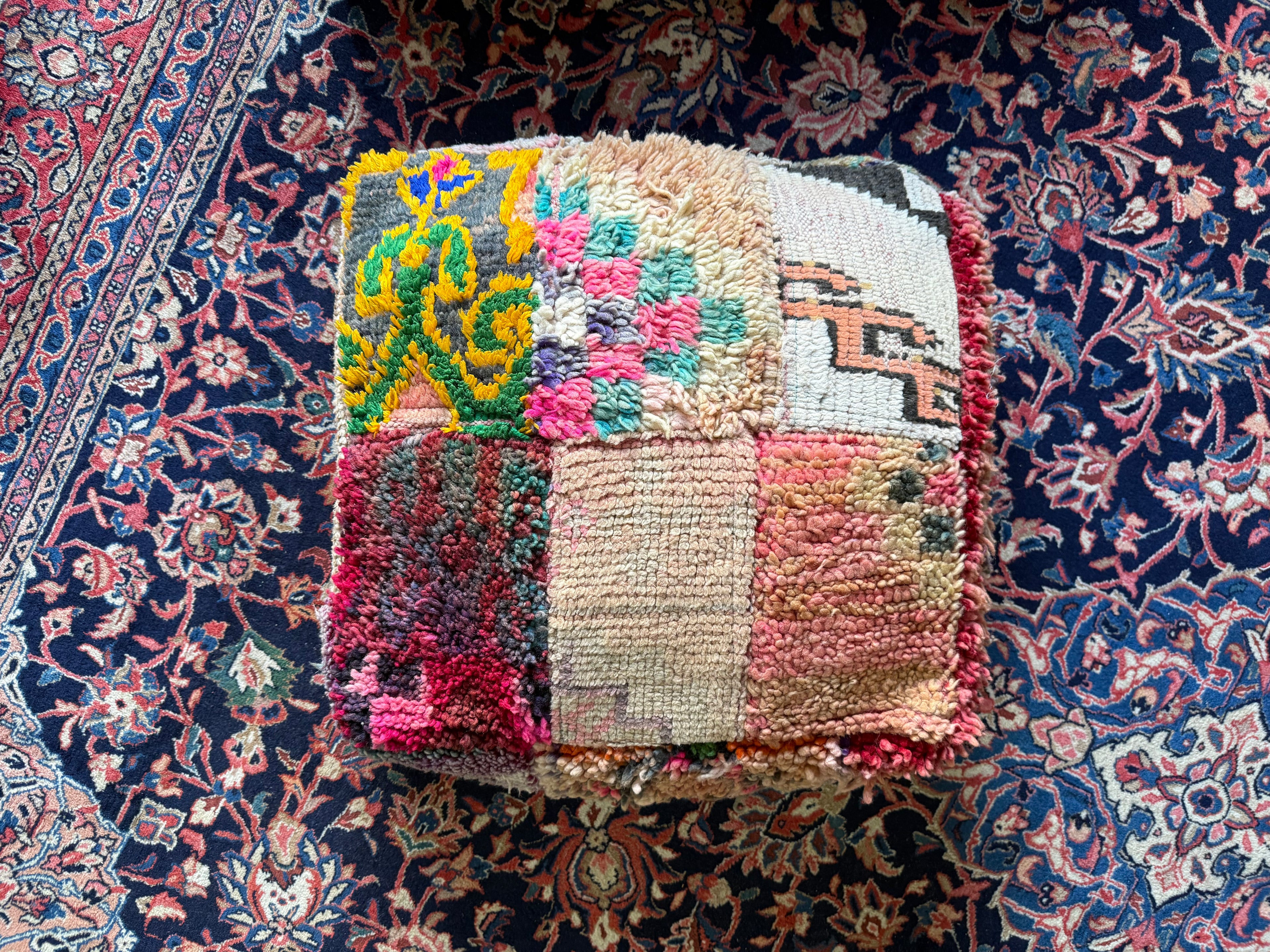 Poef van gebruikt vintage Marokkaans tapijt – handgemaakt – ca. 60 × 60 × 25 cm