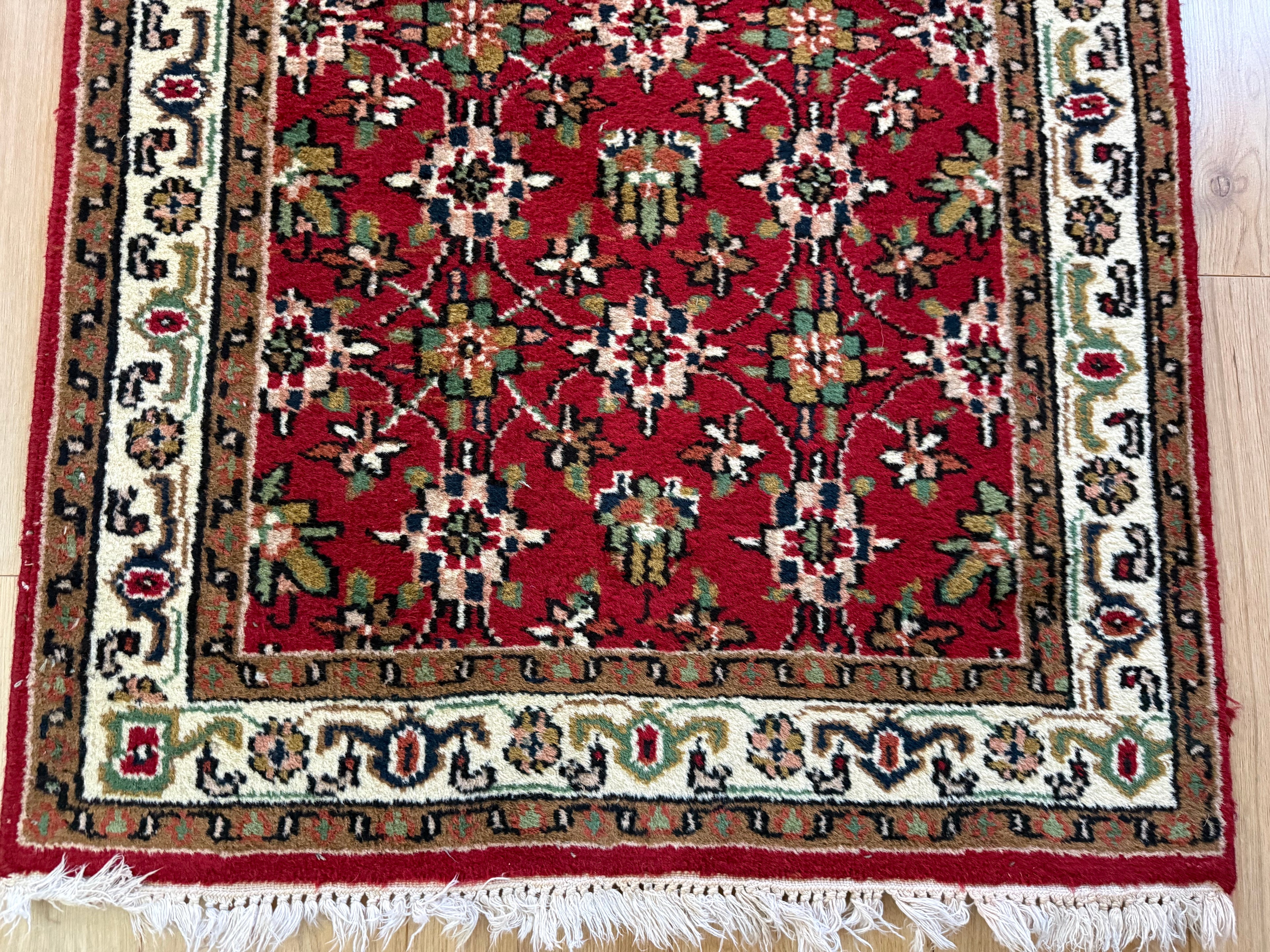 Warm rood vintage oosters tapijt met florale details – ca. 174 × 92 cm