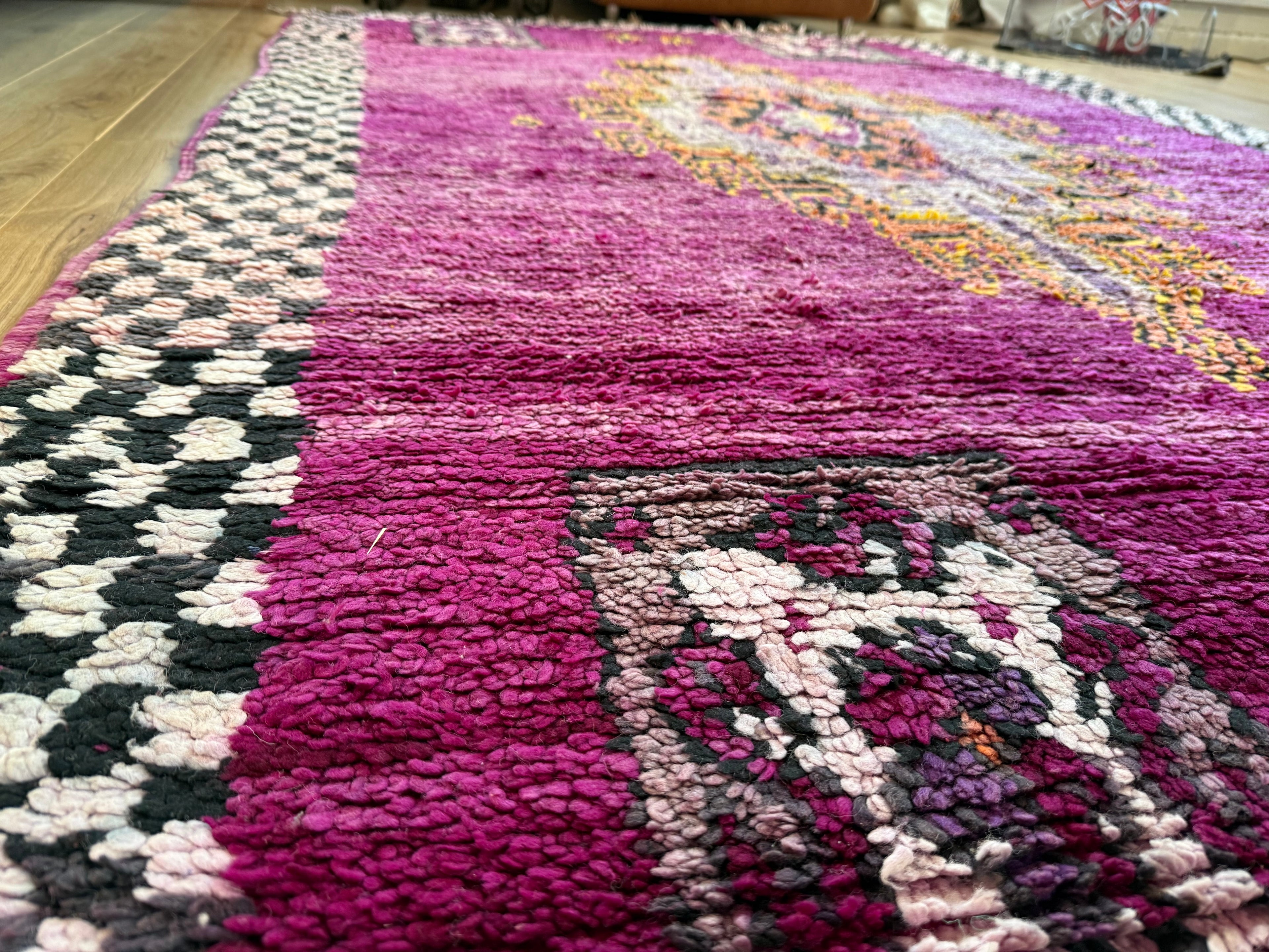 Warm Magenta Vintage Berber Tapijt – 320 × 183 cm – Dikke Wol & Checkerboard Rand