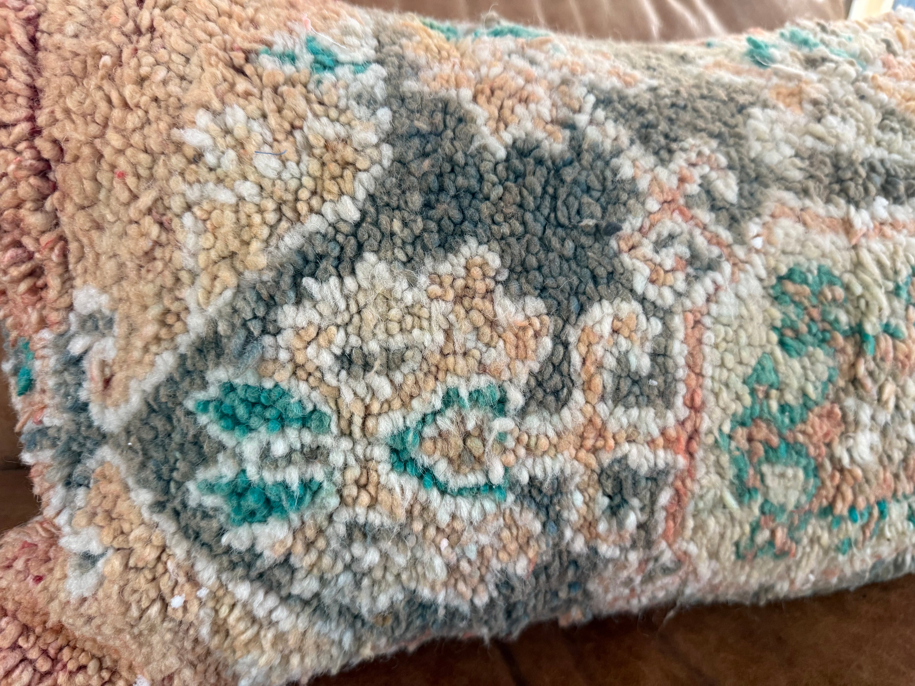 Handgemaakt kussen van een vintage Marokkaans tapijt – ca. 60 × 40 cm