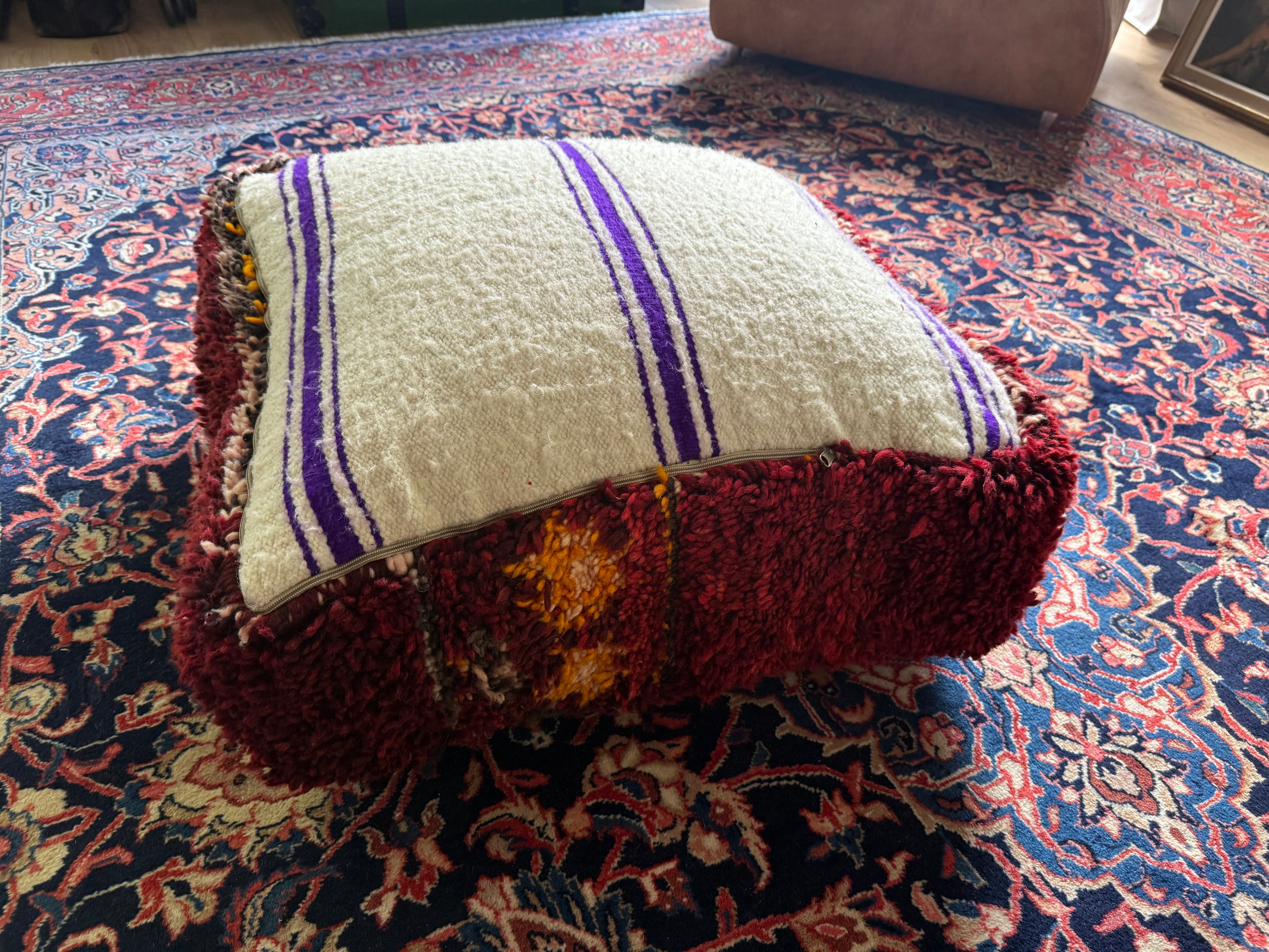 Poef van gebruikt vintage Marokkaans tapijt – handgemaakt – ca. 60 × 60 × 25 cm