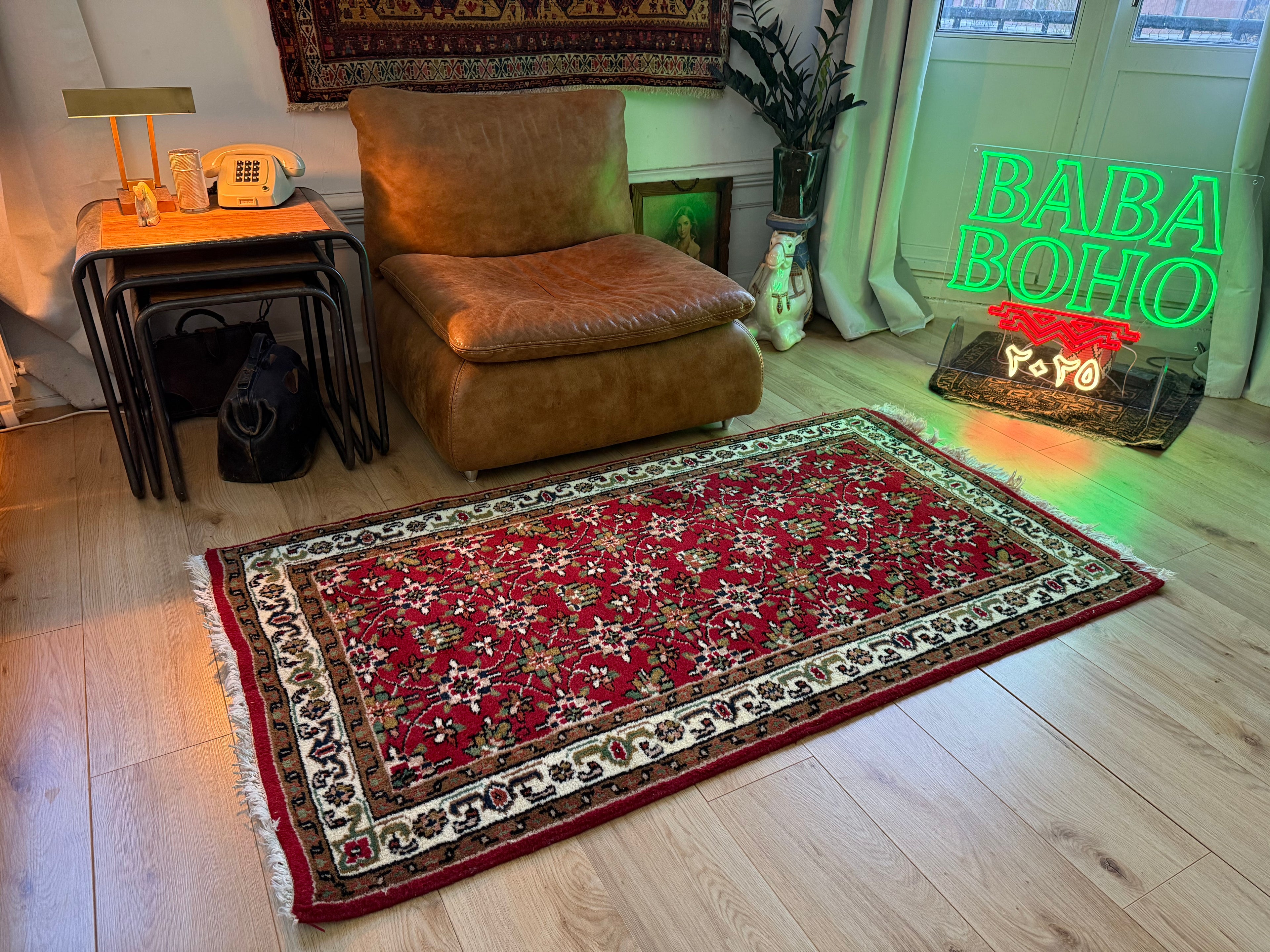 Warm rood vintage oosters tapijt met florale details – ca. 174 × 92 cm