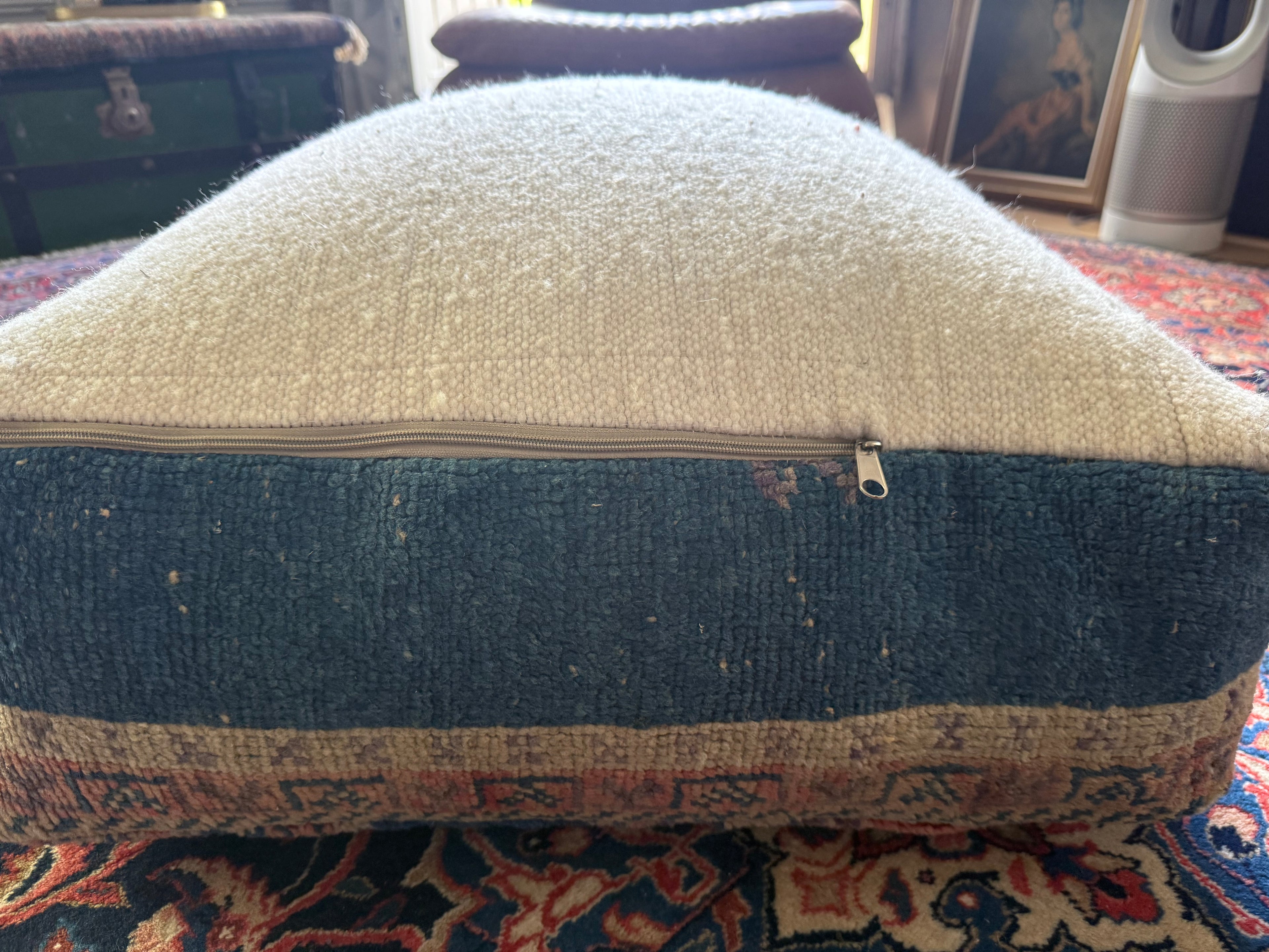 Poef van gebruikt vintage Marokkaans tapijt – handgemaakt – ca. 60 × 60 × 20 cm