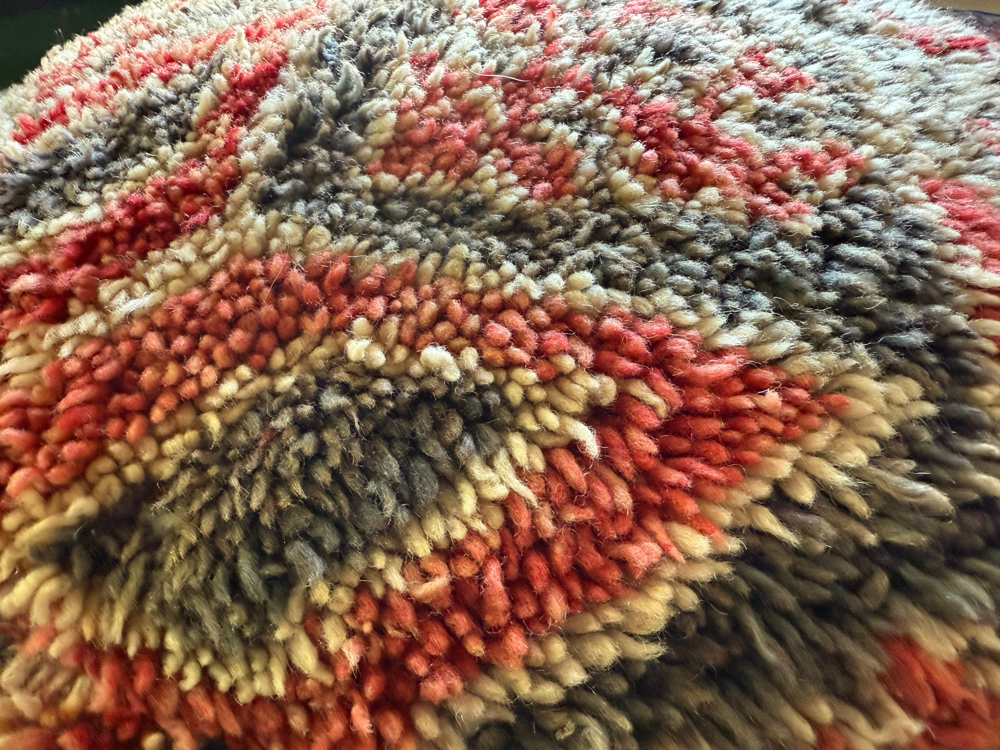 Poef van gebruikt vintage Marokkaans tapijt – handgemaakt – ca. 60 × 60 × 25 cm